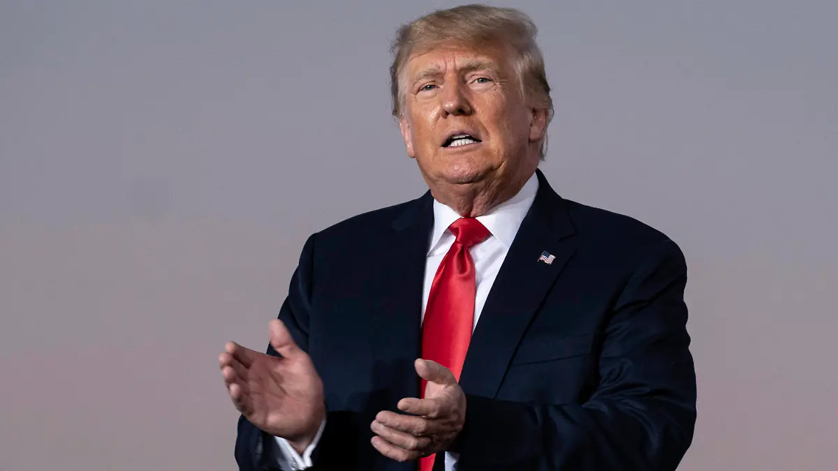ARCHIV - 26.09.2021, USA, Perry: Der ehemalige Präsident Donald Trump bereitet sich darauf vor, die Bühne bei einer Kundgebung in Perry, Georgia, zu betreten. Die New Yorker Generalstaatsanwaltschaft sagt, ihre zivilrechtlichen Ermittlungen hätten Beweise dafür erbracht, dass Trumps Unternehmen "betrügerische oder irreführende" Bewertungen von Vermögenswerten vorgenommen habe, um Kredite und Steuervorteile zu erhalten. In einer Gerichtsakte am späten Dienstag, den 18. Januar 2022, erklärte das Büro von Generalstaatsanwältin Letitia James, es gebe Beweise dafür, dass die Trump Organization den Wert ihrer Immobilien und Golfclubs in ihren Finanzberichten routinemäßig falsch darstelle. Foto: Ben Gray/FR171789 AP/dpa +++ dpa-Bildfunk +++