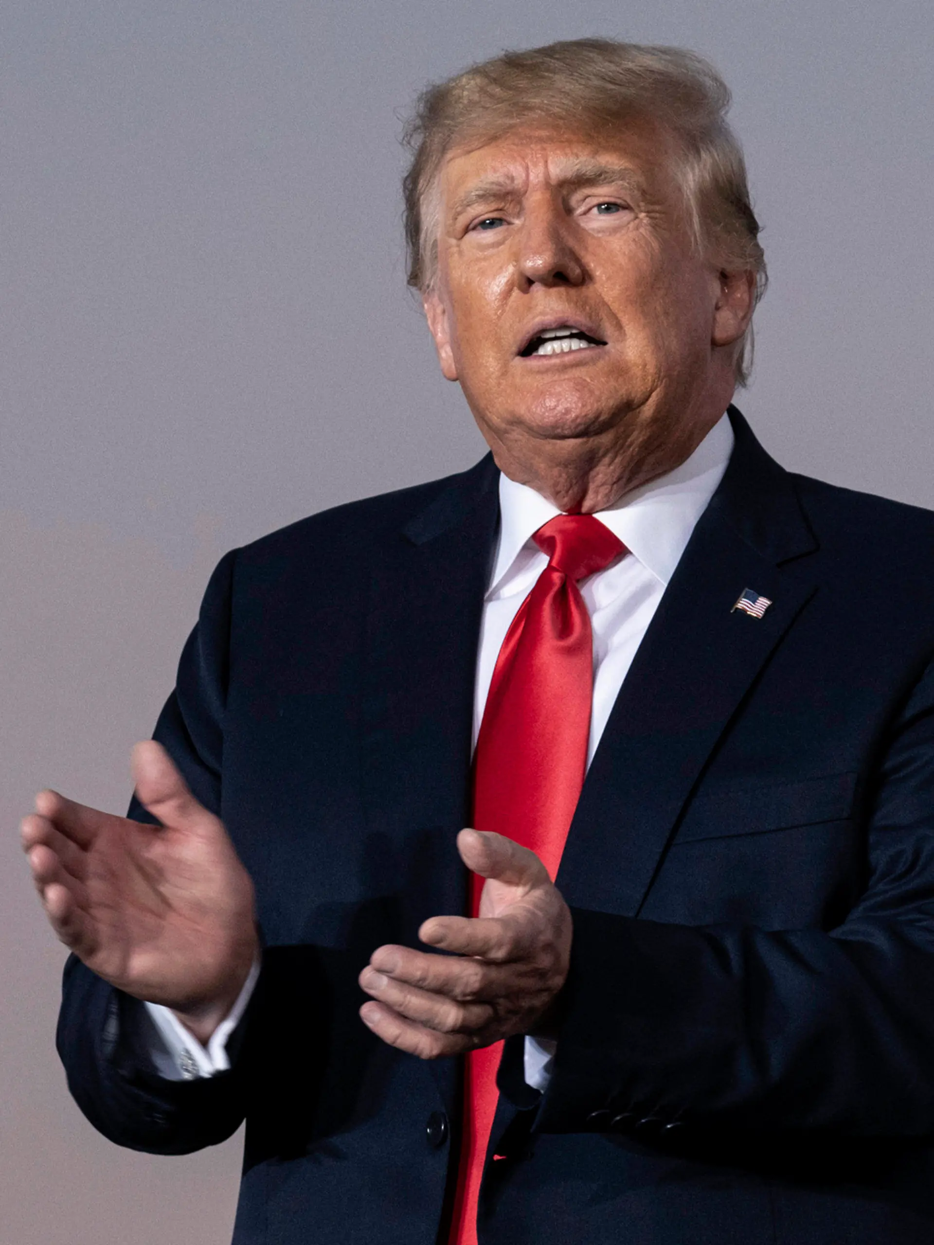 ARCHIV - 26.09.2021, USA, Perry: Der ehemalige Präsident Donald Trump bereitet sich darauf vor, die Bühne bei einer Kundgebung in Perry, Georgia, zu betreten. Die New Yorker Generalstaatsanwaltschaft sagt, ihre zivilrechtlichen Ermittlungen hätten Beweise dafür erbracht, dass Trumps Unternehmen "betrügerische oder irreführende" Bewertungen von Vermögenswerten vorgenommen habe, um Kredite und Steuervorteile zu erhalten. In einer Gerichtsakte am späten Dienstag, den 18. Januar 2022, erklärte das Büro von Generalstaatsanwältin Letitia James, es gebe Beweise dafür, dass die Trump Organization den Wert ihrer Immobilien und Golfclubs in ihren Finanzberichten routinemäßig falsch darstelle. Foto: Ben Gray/FR171789 AP/dpa +++ dpa-Bildfunk +++