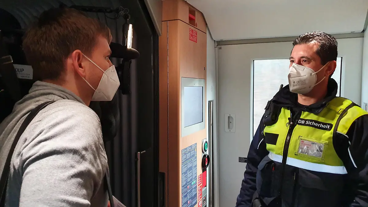 RTL-Reporter Alexander Polte begleitet die Kontrolleure Eyyup Kurkan und Katharina Ruthard auf der Fahrt von Frankfurt nach Mannheim.