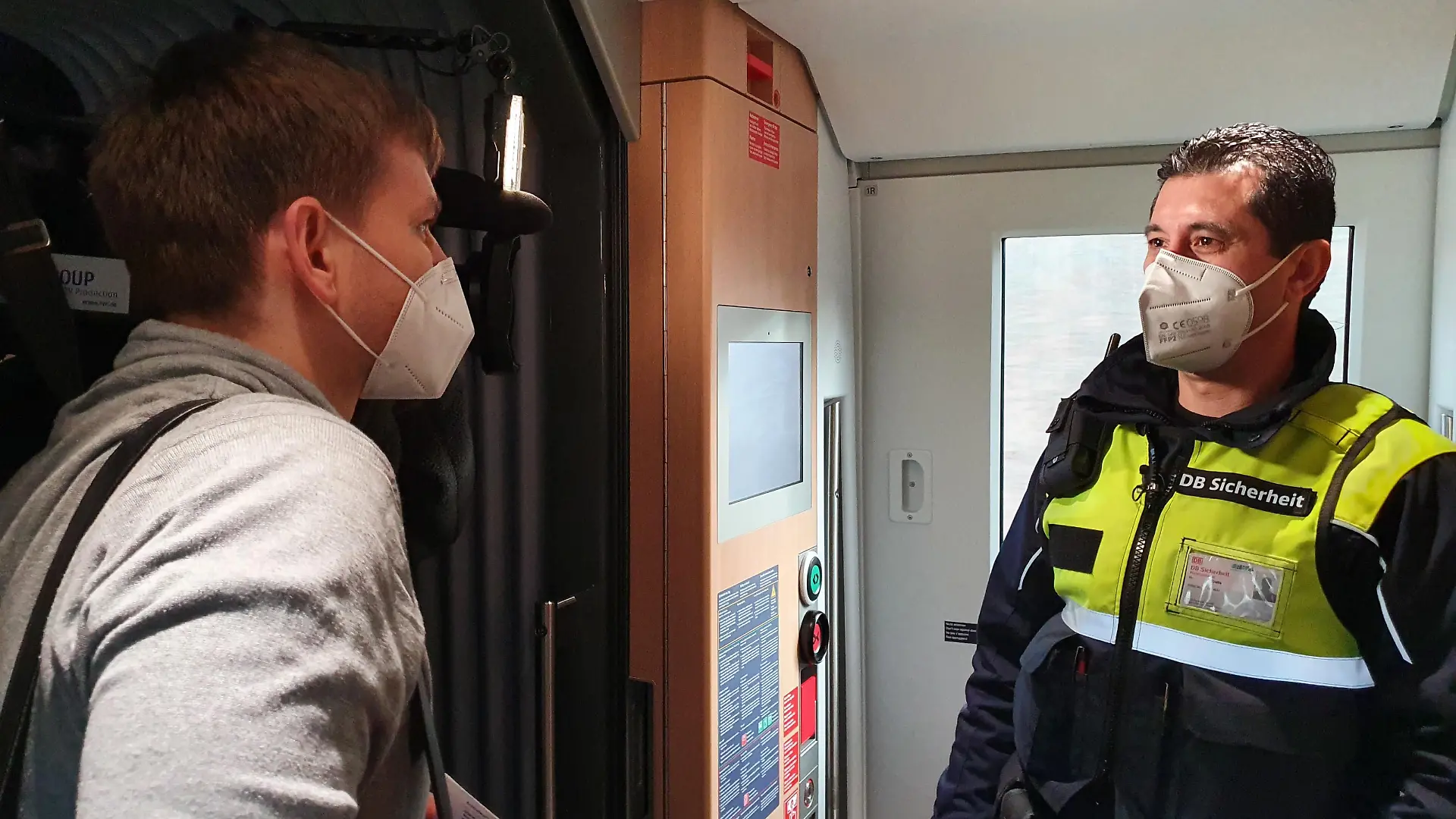 RTL-Reporter Alexander Polte begleitet die Kontrolleure Eyyup Kurkan und Katharina Ruthard auf der Fahrt von Frankfurt nach Mannheim.