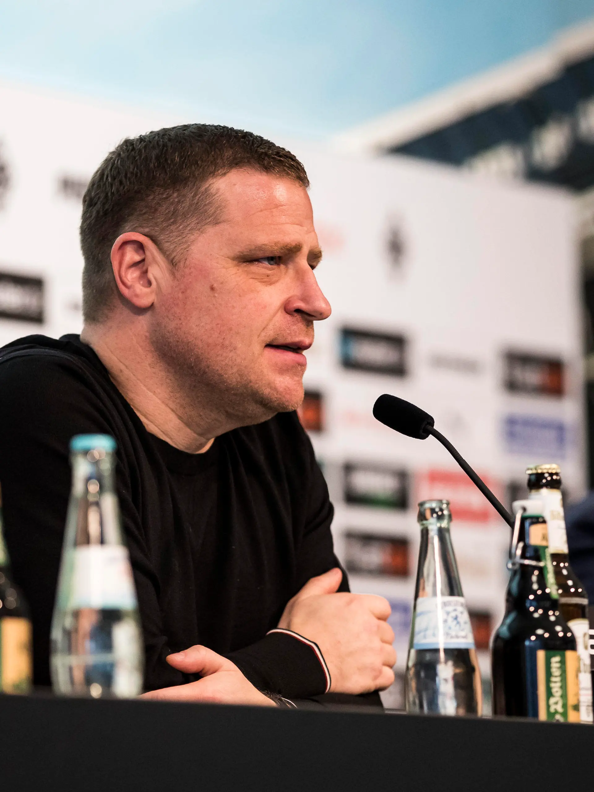 HANDOUT - 28.01.2022, Nordrhein-Westfalen, Mönchengladbach: Fußball: Bundesliga, Borussia Mönchengladbach, Pressekonferenz: Sportdirektor Max Eberl (l) erklärt seinen Rücktritt aus gesundheitlichen Gründen. Foto: Christian Verheyen/Borussia Mönchengladbach/dpa - ACHTUNG: Nur zur redaktionellen Verwendung im Zusammenhang mit der aktuellen Berichterstattung und nur mit vollständiger Nennung des vorstehenden Credits +++ dpa-Bildfunk +++