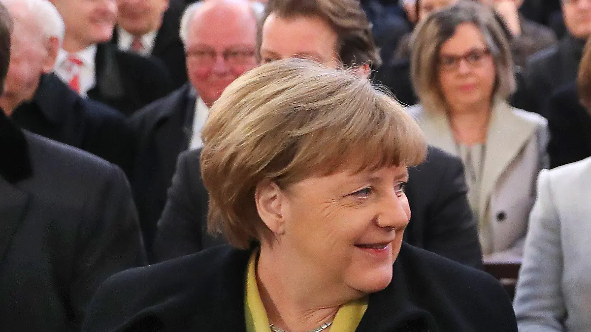 Frank-Walter Steinmeier (SPD), Kandidat bei der Wahl zum Bundespräsidenten, und Bundeskanzlerin Angela Merkel (CDU) sitzen am 12.02.2017 in Berlin in der St. Hedwigs-Kathedrale beim Gottesdienst vor der Wahl des Bundespräsidenten zusammen. Zur Wahl tritt am Sonntagmittag in Berlin die Bundesversammlung zusammen. Foto: Kay Nietfeld/dpa +++(c) dpa - Bildfunk+++