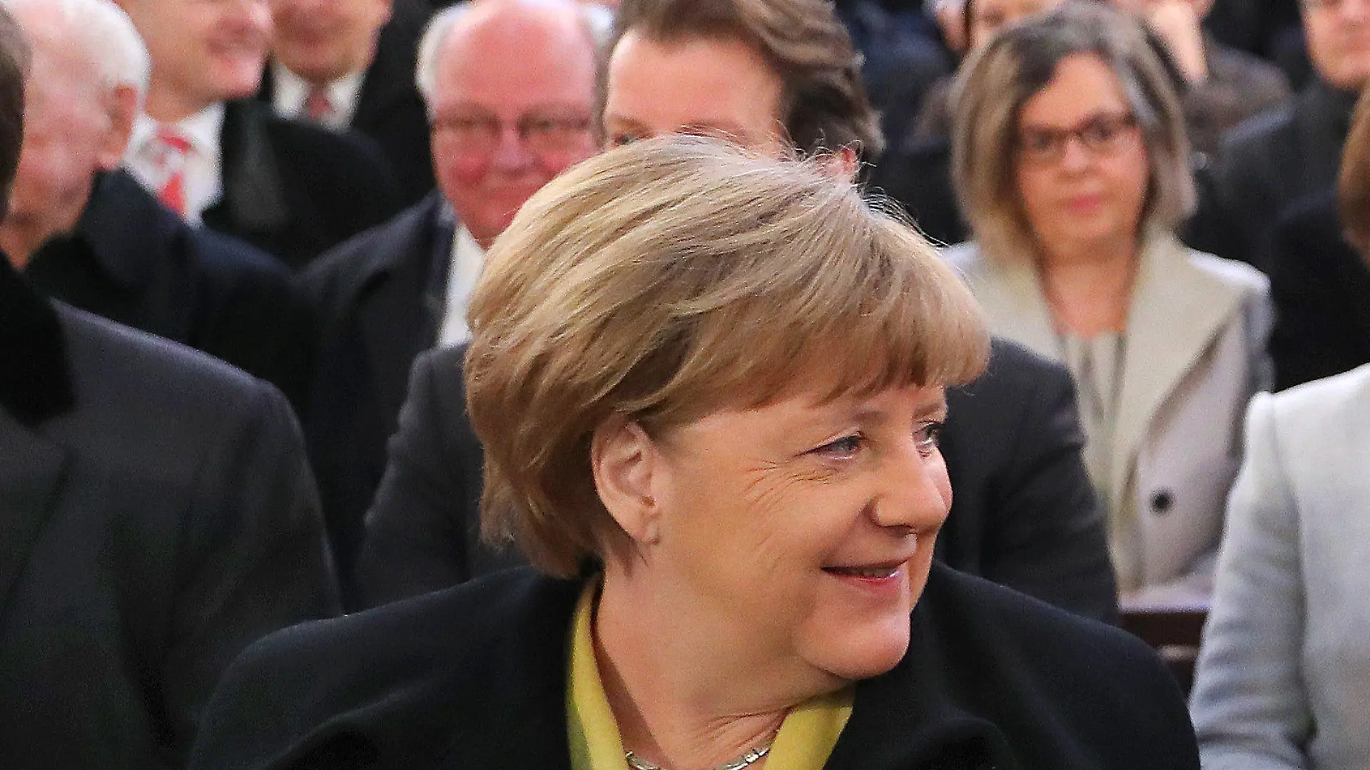 Frank-Walter Steinmeier (SPD), Kandidat bei der Wahl zum Bundespräsidenten, und Bundeskanzlerin Angela Merkel (CDU) sitzen am 12.02.2017 in Berlin in der St. Hedwigs-Kathedrale beim Gottesdienst vor der Wahl des Bundespräsidenten zusammen. Zur Wahl tritt am Sonntagmittag in Berlin die Bundesversammlung zusammen. Foto: Kay Nietfeld/dpa +++(c) dpa - Bildfunk+++