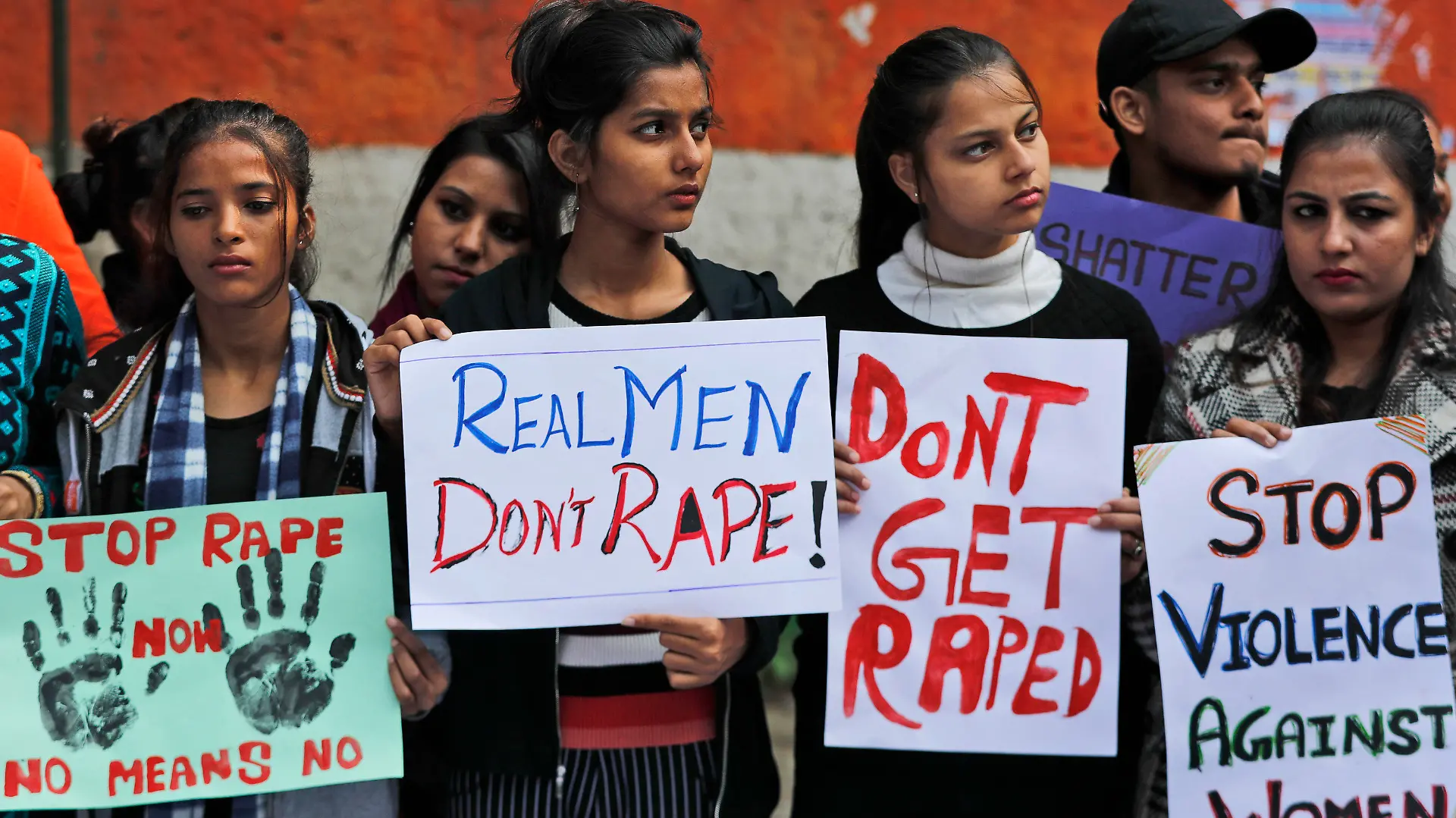 dpatopbilder - 03.12.2019, Indien, Neu Delhi: Aktivistinnen halten Banner und protestieren gegen Vergewaltigung und Gewalt gegen Frauen und Mädchen in Indien. In mehreren indischen Städten gingen Frauen nach dem Fund einer vergewaltigten und getöteten 27-jährigen Tierärztin auf die Straßen. In Indien gibt es immer wieder Fälle von sexueller Gewalt gegen Frauen und Kinder, die auch international Bestürzung auslösen. Foto: Manish Swarup/AP/dpa +++ dpa-Bildfunk +++