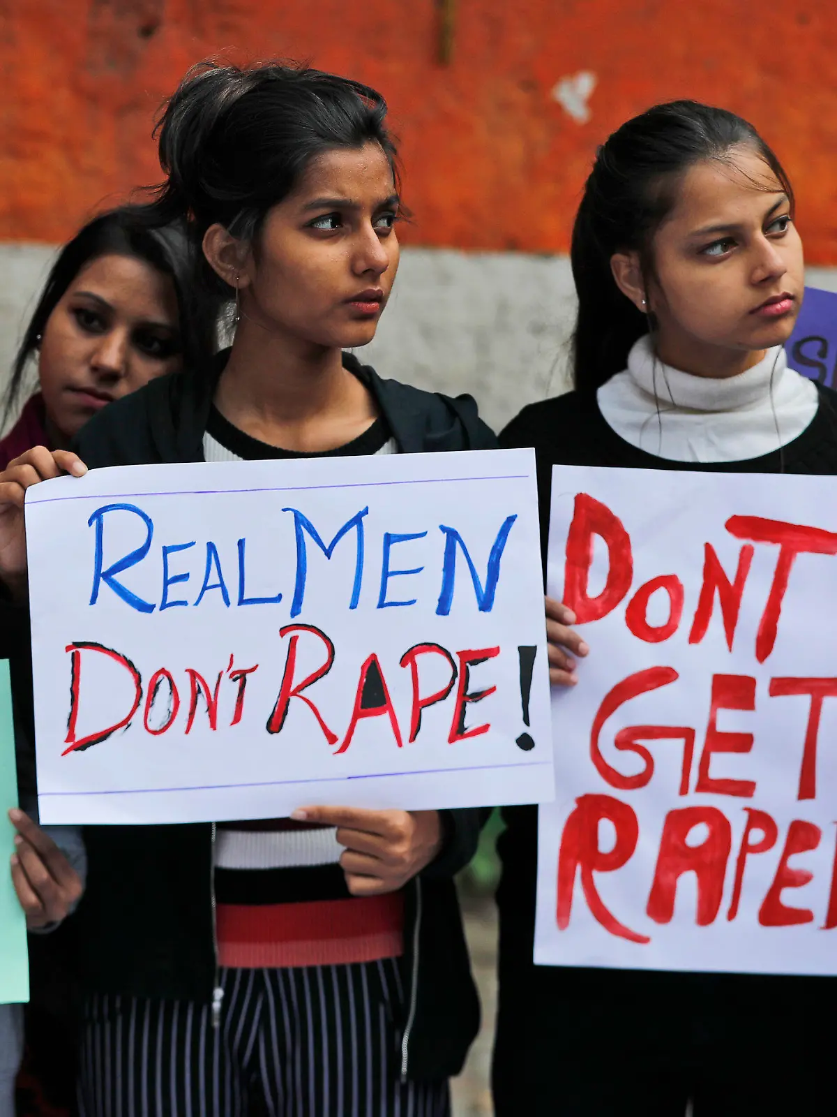 dpatopbilder - 03.12.2019, Indien, Neu Delhi: Aktivistinnen halten Banner und protestieren gegen Vergewaltigung und Gewalt gegen Frauen und Mädchen in Indien. In mehreren indischen Städten gingen Frauen nach dem Fund einer vergewaltigten und getöteten 27-jährigen Tierärztin auf die Straßen. In Indien gibt es immer wieder Fälle von sexueller Gewalt gegen Frauen und Kinder, die auch international Bestürzung auslösen. Foto: Manish Swarup/AP/dpa +++ dpa-Bildfunk +++