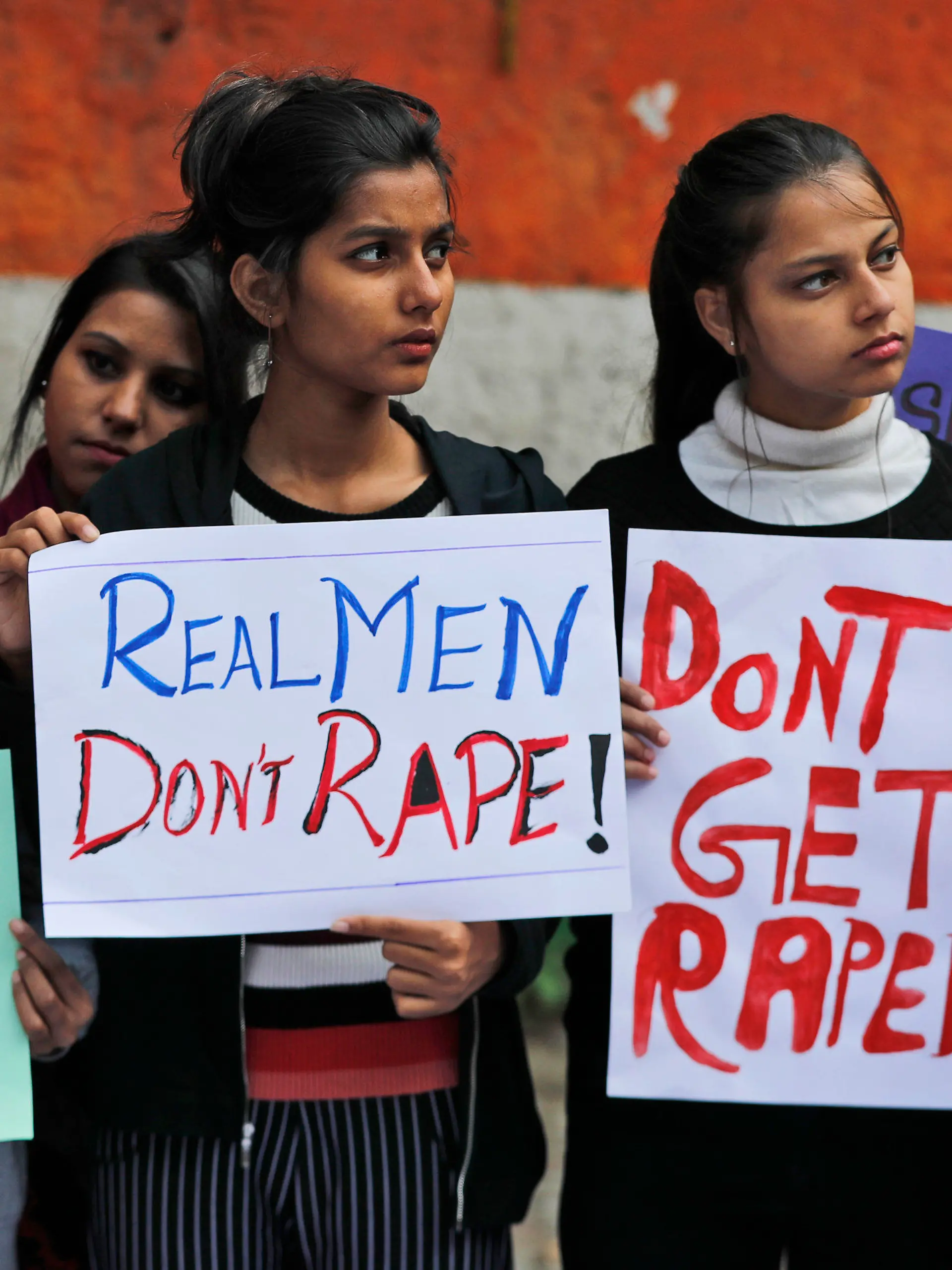 dpatopbilder - 03.12.2019, Indien, Neu Delhi: Aktivistinnen halten Banner und protestieren gegen Vergewaltigung und Gewalt gegen Frauen und Mädchen in Indien. In mehreren indischen Städten gingen Frauen nach dem Fund einer vergewaltigten und getöteten 27-jährigen Tierärztin auf die Straßen. In Indien gibt es immer wieder Fälle von sexueller Gewalt gegen Frauen und Kinder, die auch international Bestürzung auslösen. Foto: Manish Swarup/AP/dpa +++ dpa-Bildfunk +++