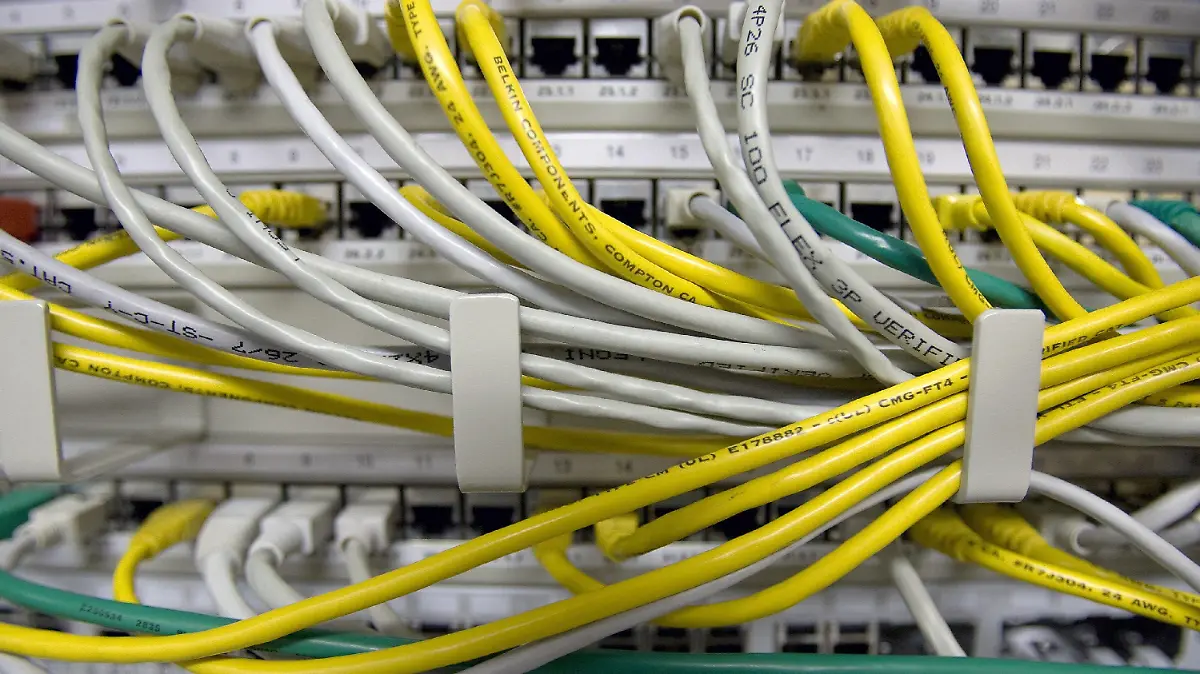 ARCHIV - Netzwerkkabel stecken in Berlin in einem Verteiler für Internetverbindungen (Archivfoto vom 11.12.2008, Illustration zum Thema "schnelles Internet"). Die Beratungen von Bundesregierung und Telekom- Branche über den Ausbau des schnellen Internets in ländlichen Regionen haben kein greifbares Ergebnis gebracht. Bundeskanzlerin Merkel (CDU) tauschte sich am Dienstag (03.02.12009) mit den Telekommunikations-Konzernen aus. Foto: Arno Burgi (zu dpa 0585 vom 03.02.2009) +++(c) dpa - Bildfunk+++