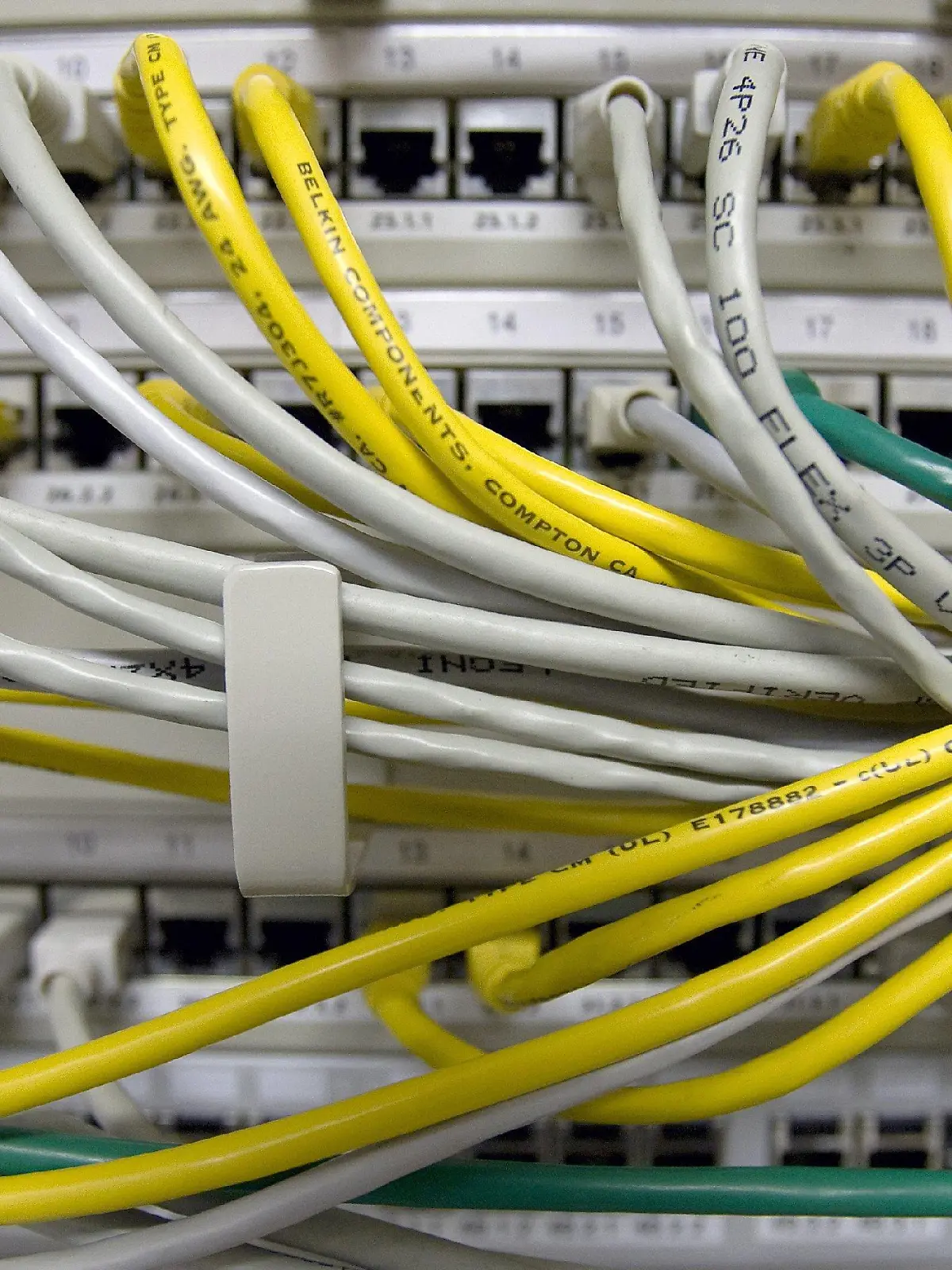 ARCHIV - Netzwerkkabel stecken in Berlin in einem Verteiler für Internetverbindungen (Archivfoto vom 11.12.2008, Illustration zum Thema "schnelles Internet"). Die Beratungen von Bundesregierung und Telekom- Branche über den Ausbau des schnellen Internets in ländlichen Regionen haben kein greifbares Ergebnis gebracht. Bundeskanzlerin Merkel (CDU) tauschte sich am Dienstag (03.02.12009) mit den Telekommunikations-Konzernen aus. Foto: Arno Burgi (zu dpa 0585 vom 03.02.2009) +++(c) dpa - Bildfunk+++