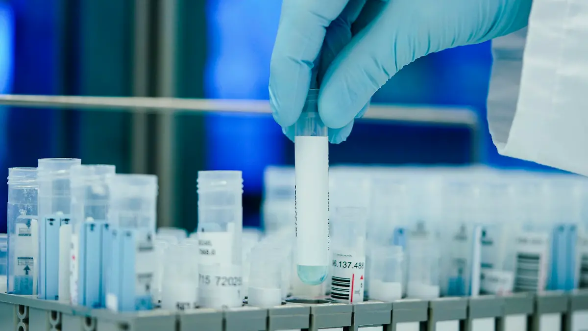 13.01.2022, Baden-Württemberg, Heidelberg: Ein Mitarbeiter hält in einem Coronatest-Labor der Limbach Gruppe PCR-Teströhrchen in den Händen. Aufgrund von steigenden Omikron-Infektionszahlen droht in den Coronatest-Laboren im Südwesten das Personal knapp zu werden. Foto: Uwe Anspach/dpa +++ dpa-Bildfunk +++