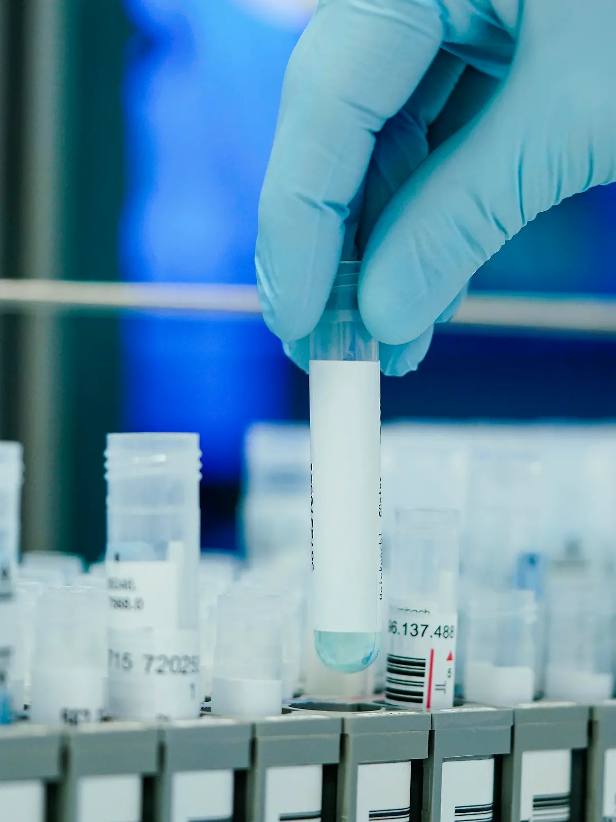 13.01.2022, Baden-Württemberg, Heidelberg: Ein Mitarbeiter hält in einem Coronatest-Labor der Limbach Gruppe PCR-Teströhrchen in den Händen. Aufgrund von steigenden Omikron-Infektionszahlen droht in den Coronatest-Laboren im Südwesten das Personal knapp zu werden. Foto: Uwe Anspach/dpa +++ dpa-Bildfunk +++