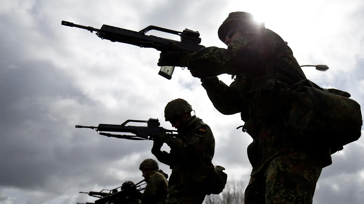 ARCHIV - Soldaten der Bundeswehr üben am 16.04.2015 im Rahmen ihrer Grundausbildung im Spezialpionierbataillon 164 in Husum (Schleswig-Holstein) mit dem G-36 Gewehr. Foto: Christian Charisius/dpa (zu dpa «Opposition will auch de Maizière zu G36-Affäre befragen» vom 22.04.2015) +++(c) dpa - Bildfunk+++
