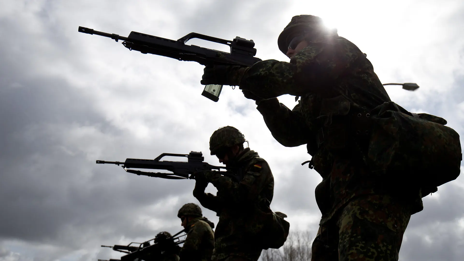 ARCHIV - Soldaten der Bundeswehr üben am 16.04.2015 im Rahmen ihrer Grundausbildung im Spezialpionierbataillon 164 in Husum (Schleswig-Holstein) mit dem G-36 Gewehr. Foto: Christian Charisius/dpa (zu dpa «Opposition will auch de Maizière zu G36-Affäre befragen» vom 22.04.2015) +++(c) dpa - Bildfunk+++