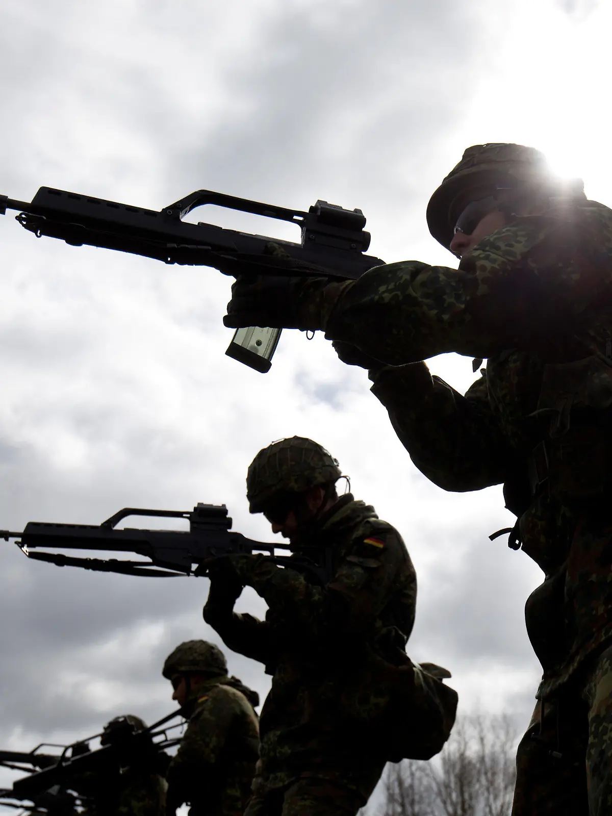 ARCHIV - Soldaten der Bundeswehr üben am 16.04.2015 im Rahmen ihrer Grundausbildung im Spezialpionierbataillon 164 in Husum (Schleswig-Holstein) mit dem G-36 Gewehr. Foto: Christian Charisius/dpa (zu dpa «Opposition will auch de Maizière zu G36-Affäre befragen» vom 22.04.2015) +++(c) dpa - Bildfunk+++