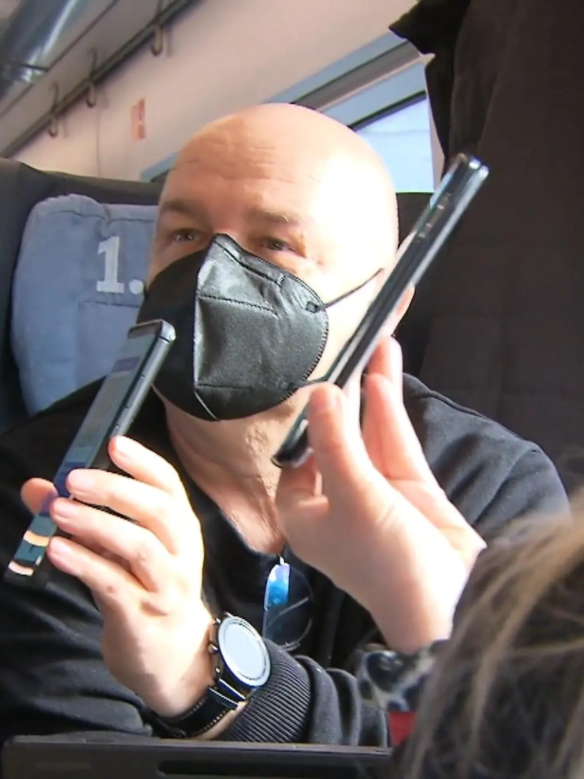 Seit Ende November gilt: wer das Angebot der Deutschen Bahn nutzen möchte, muss Maske tragen und einen 3G-Nachweis vorzeigen. Wer also nicht geimpft oder genesen ist, muss sich vor einer Bahnfahrt testen lassen. Fahrgäste, die ohne den 3G-Nachweis unterwegs sind, müssen in Hessen 100 Euro zahlen. Die Durchsetzung dieser Regeln ist nicht immer leicht. Der Leiter der Kasseler Geschäftsstelle der Eisenbahn- und Verkehrsgewerkschaft, Andreas Güth, warnt vor Beleidigungen und Gewalt gegenüber den Kontrolleuren: „Die Kollegen werden angegangen, bedroht und geschubst.“ RTL-Reporter Alexander Polte hat zwei Kontrolleure auf einer Fahrt von Frankfurt nach Mannheim begleitet.