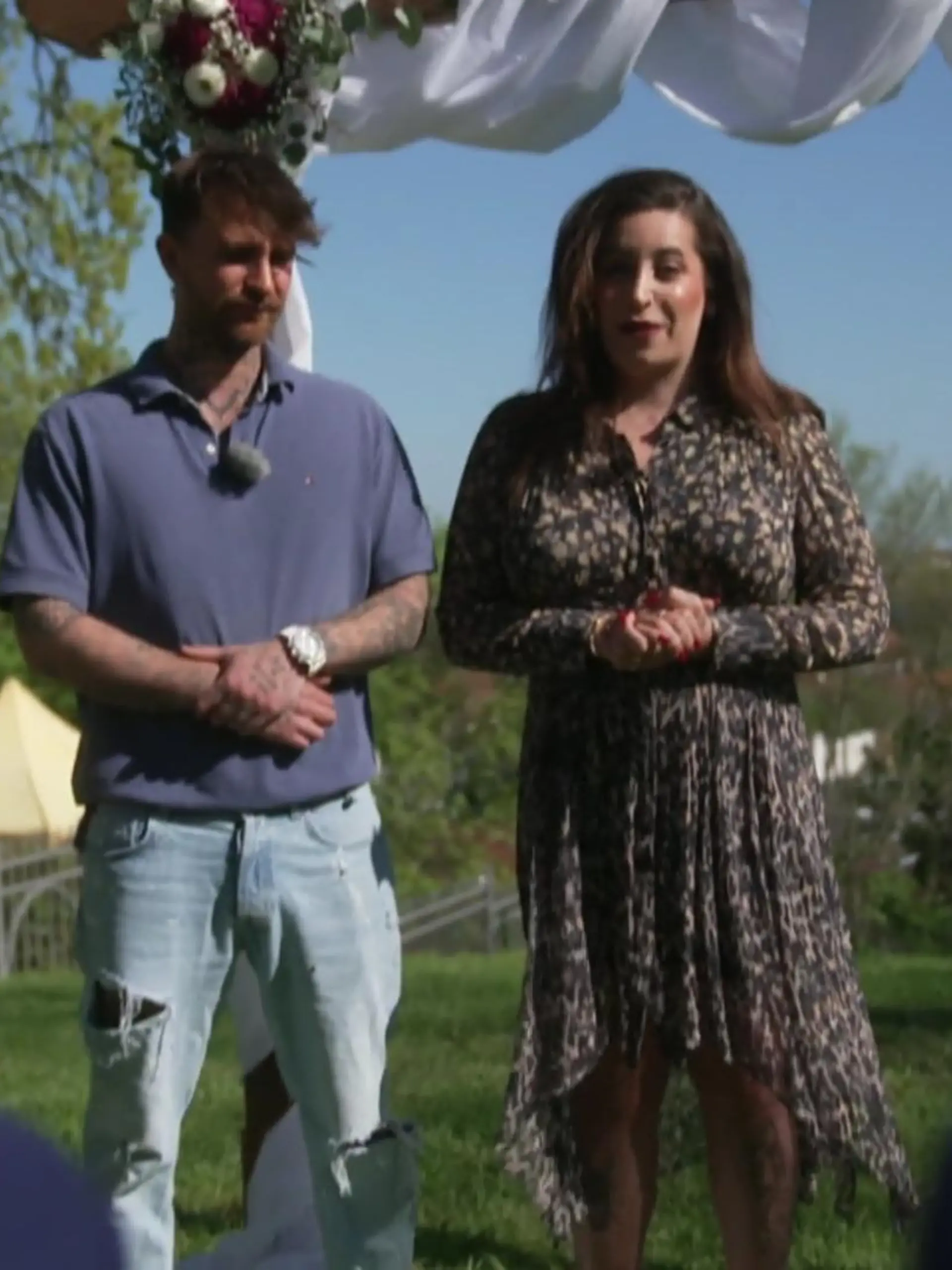 Marek und Benni haben vor einem Jahr geheiratet und wollen ihre Liebe jetzt bei einer intimen kleinen Feier noch mal besiegeln. Reality-Stars Gigi Birofio und Jolina Mennen übernehmen den Part mit der Traurede.