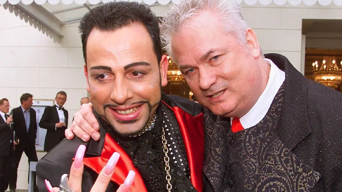 Thema: Verleihung des 9. FIFI AWARDS in Berlin. Er ist der Oscar des Parfums und wurde 1976 das erste Mal von der amerikanischen Fragrance Foundation verliehen. Mit dabei waren:Harald Glööcklerl mit Dieter Schroth *** Topic Presentation of the 9 FIFI AWARDS in Berlin It is the Oscar of perfume and was awarded for the first time in 1976 by the American Fragrance Foundation With Harald Glööckler l with Dieter Schroth Copyright: xIMAGOxHenryxH.xHerrmannx