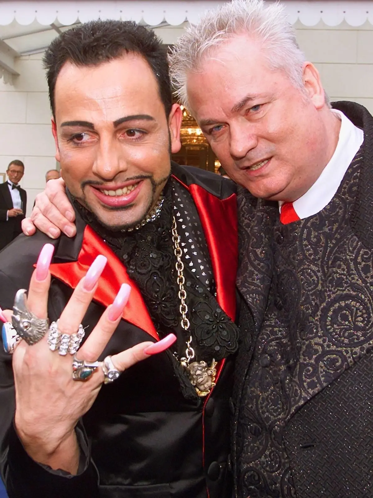 Thema: Verleihung des 9. FIFI AWARDS in Berlin. Er ist der Oscar des Parfums und wurde 1976 das erste Mal von der amerikanischen Fragrance Foundation verliehen. Mit dabei waren:Harald Glööcklerl mit Dieter Schroth *** Topic Presentation of the 9 FIFI AWARDS in Berlin It is the Oscar of perfume and was awarded for the first time in 1976 by the American Fragrance Foundation With Harald Glööckler l with Dieter Schroth Copyright: xIMAGOxHenryxH.xHerrmannx