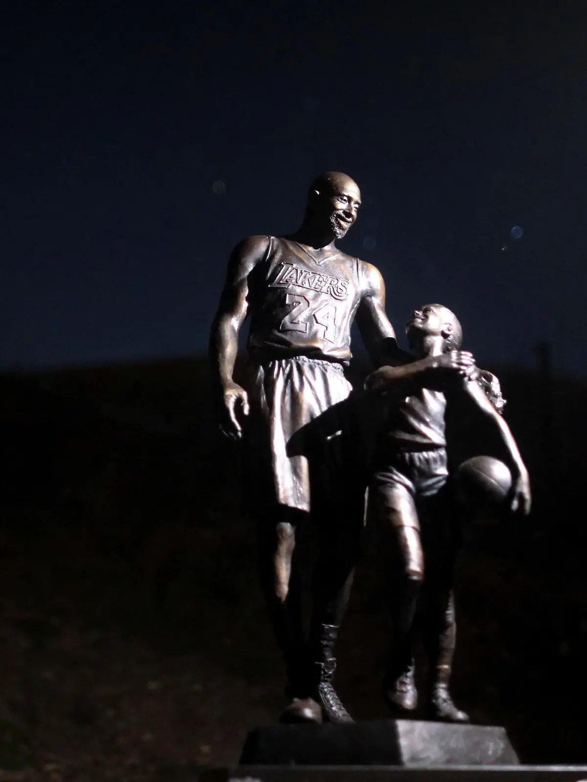 Los Angeles sculptor Dan Medina has honored the anniversary of the deaths of Kobe and Gigi Bryant along with seven other passengers by placing a temporary statue of the two where their helicopter crashed two years ago today in Calabasas, California, U.S., January 26, 2022. REUTERS/David Swanson