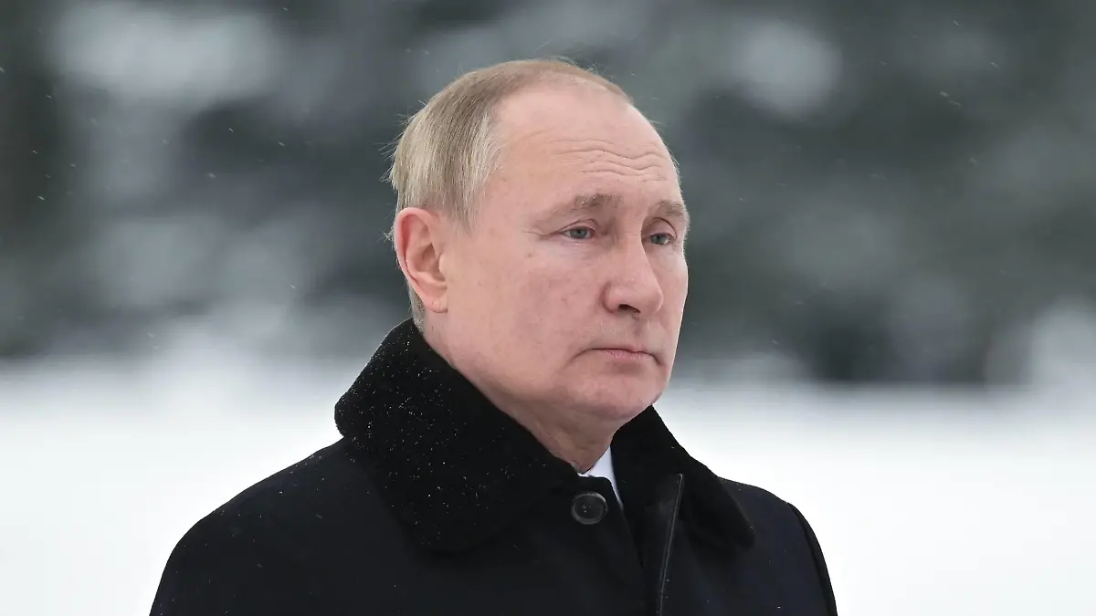  Russia WWII Leningrad Siege Breakthrough Anniversary 6749449 27.01.2022 Russian President Vladimir Putin lays flowers at the Piskaryovskoye Memorial Cemetery to mark the 78th anniversary since Leningrad siege was lifted during the World War II, in St. Petersburg, Russia. Aleksey Nikolskyi / Sputnik St. Petersburg Russia PUBLICATIONxINxGERxSUIxAUTxONLY Copyright: xAlekseyxNikolskyix