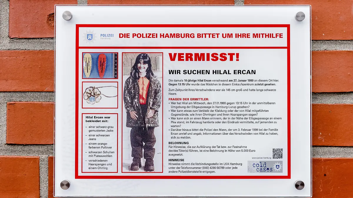 Eine Tafel der Polizei Hamburg mit Informationen, Bildern und der Überschrift "Vermisst! Wir suchen Hilal Ercan" ist am 27.01.2018 in Hamburg an einem Einkaufszentrum im Stadtteil Lurup zu sehen. Sie soll am Ort des Verschwindens der 1999 zehn Jahre alten Hilal mögliche Zeugen ermutigen, sich mit Aussagen an die Polizei zu wenden. Hilal ist das einzige langzeitvermisste Kind in Hamburg. ACHTUNG: Verwendung nur im Rahmen der Berichtersttatung über die öffentliche Fahndung, so lange wie diese läuft. Foto: Markus Scholz/dpa | Verwendung weltweit
