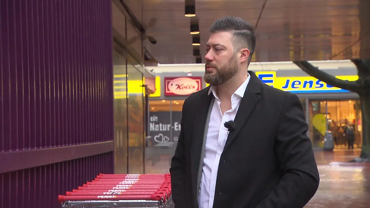 Abbas Ercan, der Bruder von Hilal, schaut sich die Fahndungstafel an.