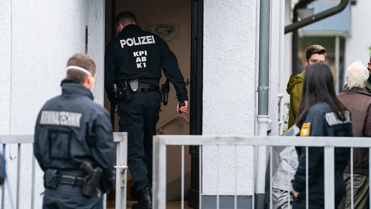 24.01.2022, Bayern, Karlstein Am Main: Polizeibeamte der Kriminaltechnik stehen vor einem Haus, in dem zwei tote Kinder entdeckt worden sind. Zwei tote Kinder sind in einem Haus in Unterfranken entdeckt worden. Die Leichen der Kinder sollten noch am Montag obduziert werden, um die Todesursache zu klären. (Zu dpa "Zwei tote Kinder entdeckt - Kohlenmonoxid-Vergiftung möglich") Foto: Nicolas Armer/dpa +++ dpa-Bildfunk +++