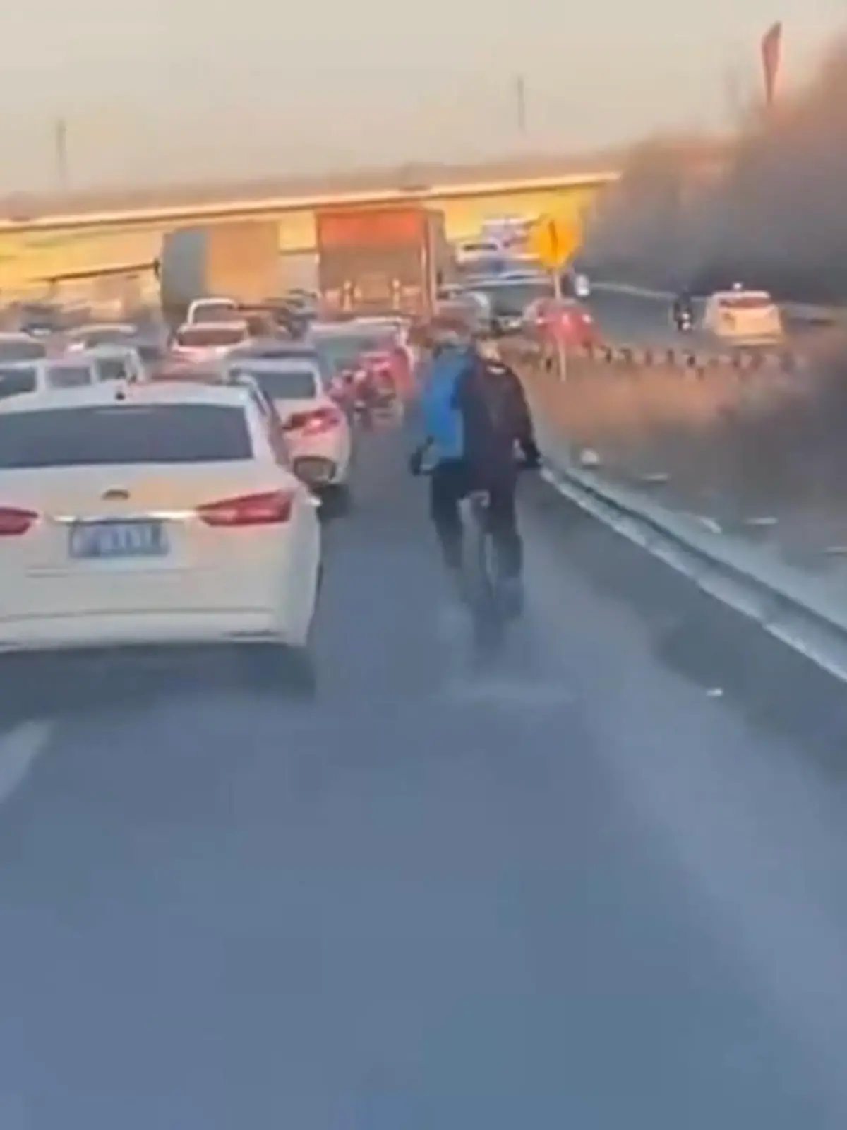 Wie war das nochmal, wenn man im Stau steht? 
In Ostchina scheinen einige das mit dieser „Rettungsgasse “ noch nicht ganz verstanden zu haben. Aber dieser Fahrradfahrer regelt das.