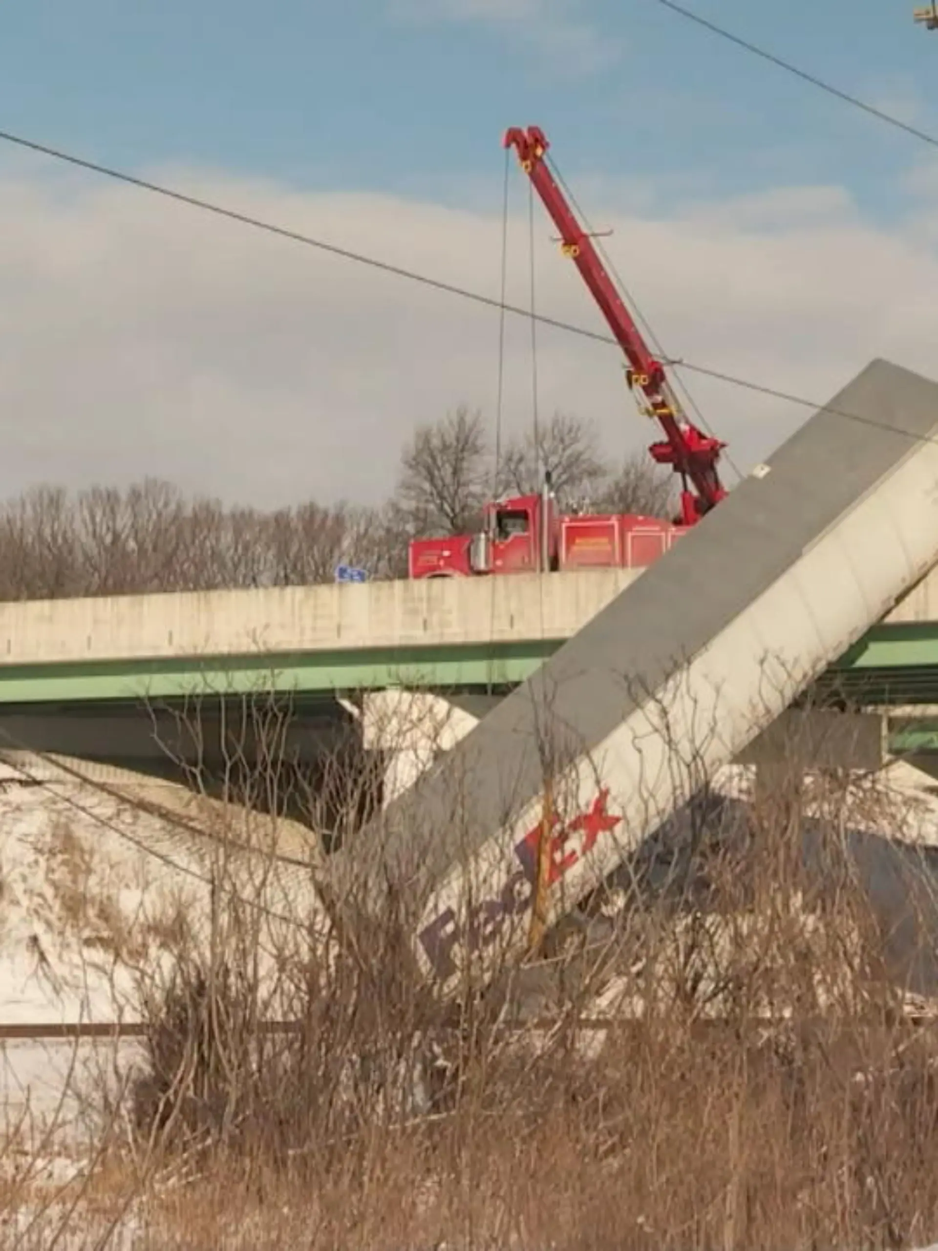 Winterliche Wetterverhältnisse haben die Straßen im US-Bundesstaat Indiana in in Eis verwandelt. Ein Truck-Fahrer hatte riesiges Glück, Sein Anhänger rutsche von einer Brücke.