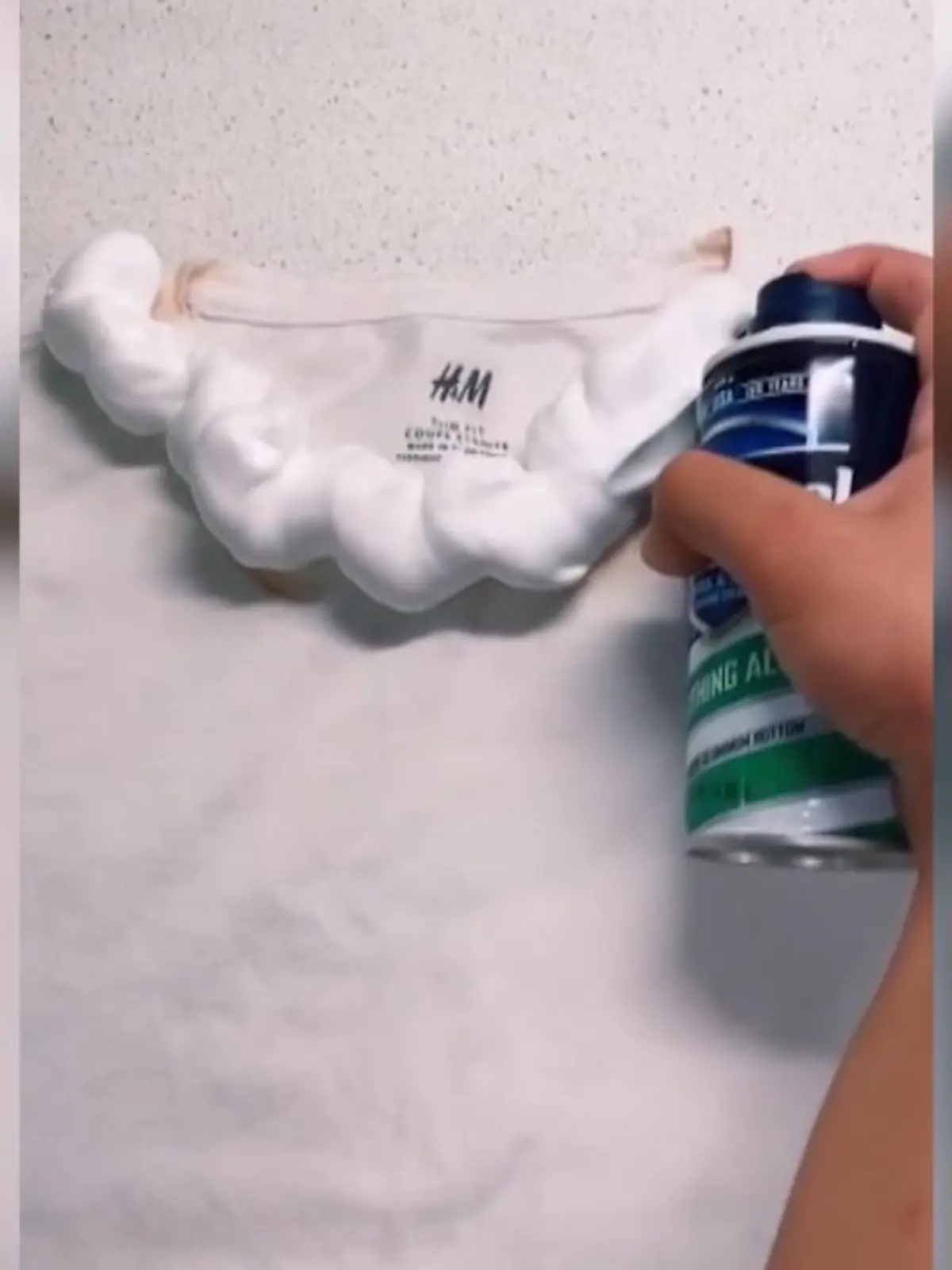 Schnelle Hilfe gegen Make-Up-Flecken, die eigentlich jeder zuhause hat: Rasierschaum. Wie, zeigen wir im Video.
