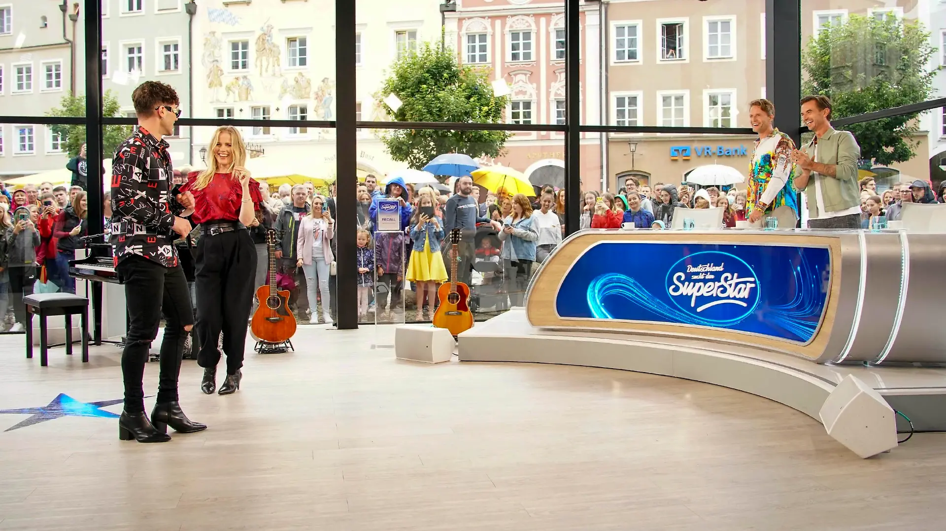 Lucas Ribeiro aus Hirschau tanzt mit Jurymitglied Ilse DeLange.
Die Verwendung des sendungsbezogenen Materials ist nur mit dem Hinweis und Verlinkung auf RTL+ gestattet.