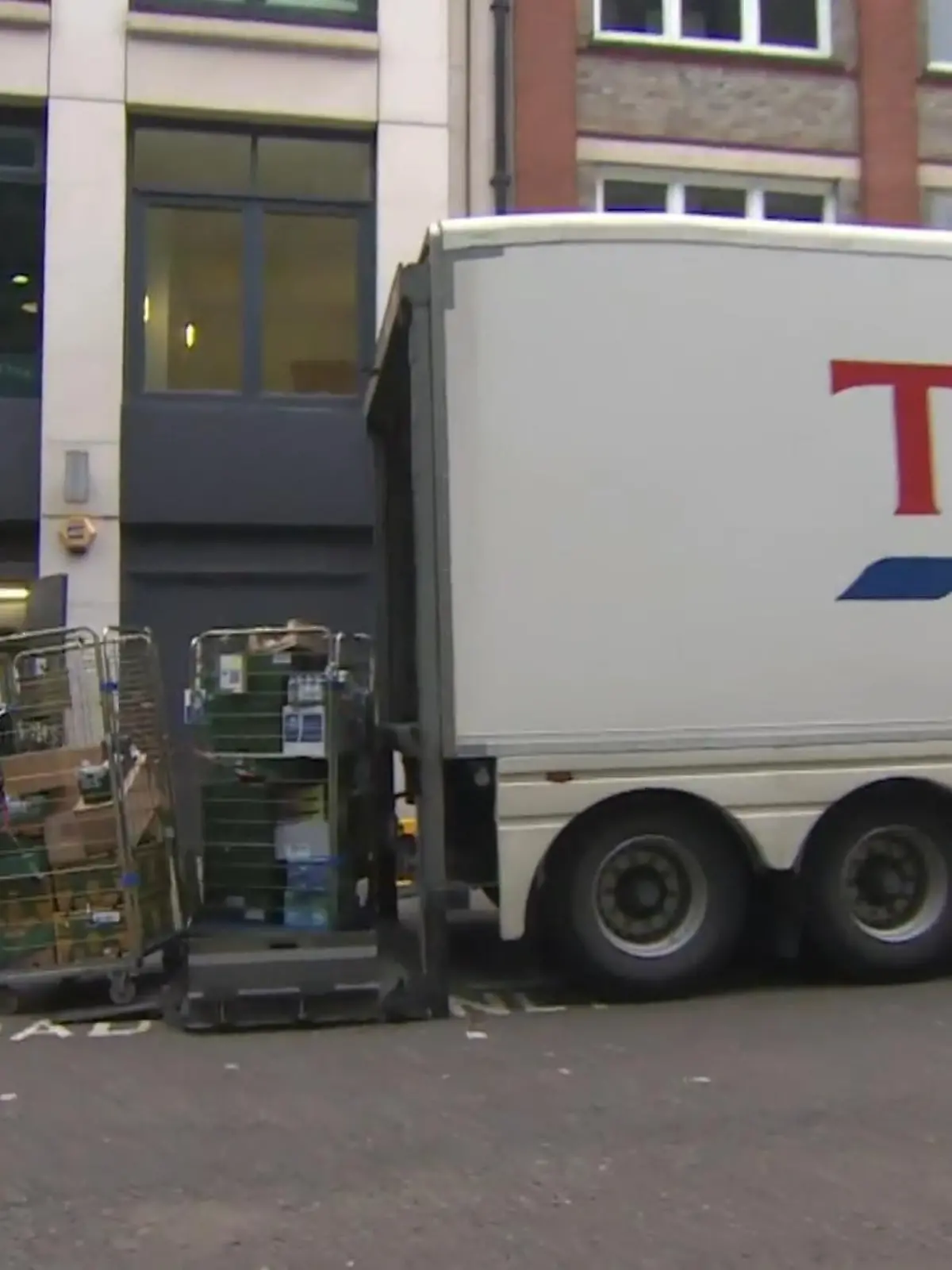 Leere Supermarkt-Regale, stehende LKWs - Bilder, die wir bis jetzt nur aus Großbritannien kannten, drohen uns auch hierzulande. Denn in Deutschland fehlen die LKW-Fahrer. Rund 80.000 Fahrer werden aktuell gesucht. Weshalb solch ein Fahrer-Mangel herrscht - im Video!