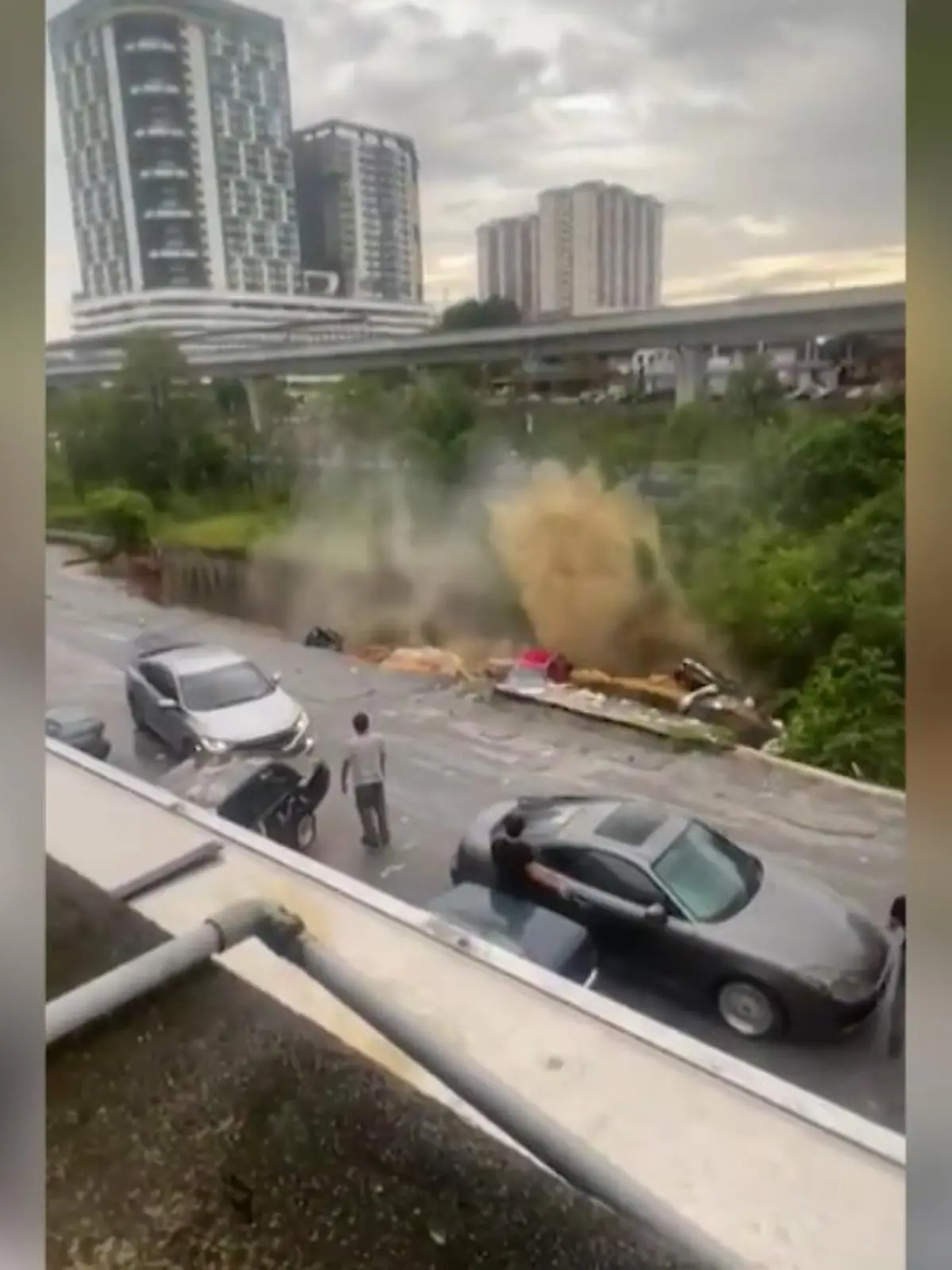 Und plötzlich gibt die Straße nach: In Malaysia hat starker Regen dafür gesorgt, dass Teile des Abwassersystems platzten und das ausgelaufene Wasser den Erdboden auflockerte.