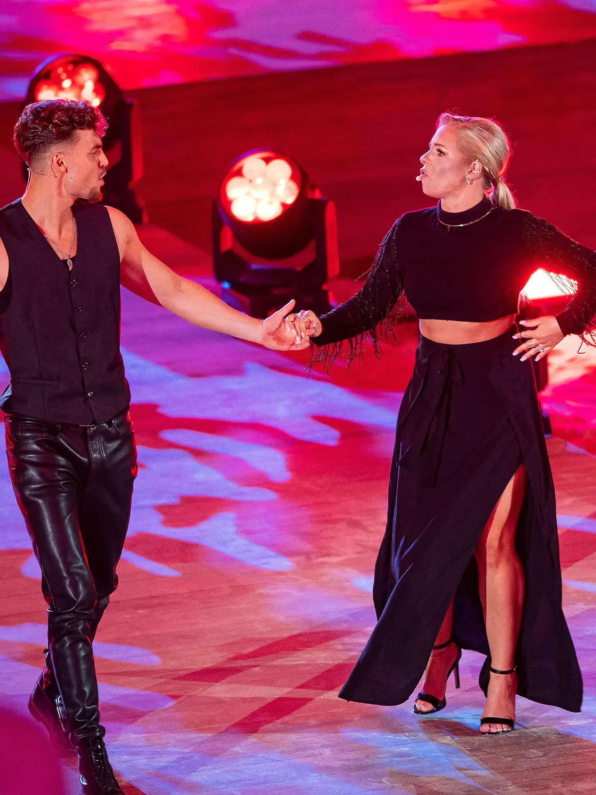  Schlagerstrandparty zum 40. von Florian Silbereisen Die Sänger Marina Marx r und Karsten Walter stehen auf der Bühne zur großen Schlagerstrandparty zum 40. Geburtstag von Florian Silbereisen. Vor 30 Jahren, am 10. August 1991, begann seine TV-Karriere mit seinem allerersten Fernsehauftritt. Am 4. August wurde Florian Silbereisen 40. Er feiert sein Jubiläum und seinen Geburtstag mit einer ganz besonderen TV-Show: Die große Schlagerstrandparty zum Geburtstag . Foto: Guido Kirchner/Pool DPA/osnapix Gelsenkirchen Nordrhein-Westfalen Deutschland *** The singers Marina Marx r and Karsten Walter are on stage for the big beach party for the 40th birthday of Florian Silbereisen 30 years ago, on 10 August 1991, his TV career began with h Poolfoto Foto: Guido Kirchner/Pool DPA/osnapix ,EDITORIAL USE ONLY