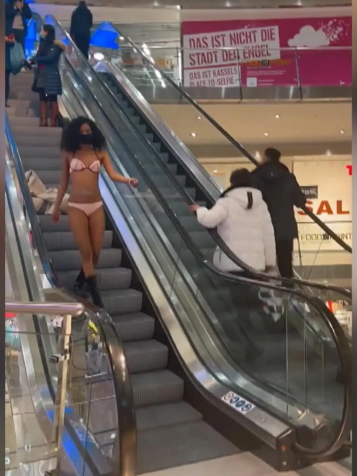 Was für ein Auftritt! Model Lijana Kaggwa macht sich in einem Kaufhaus in Kassel nackig - um ein Zeichen gegen Mobbing zu setzen. Ob sie mit ihrem Instagram-Post Erfolg hat, mal sehen. Die Blicke der Kunden hat sich jedenfalls auf sich gezogen. Den Auftritt zeigen wir im Video.