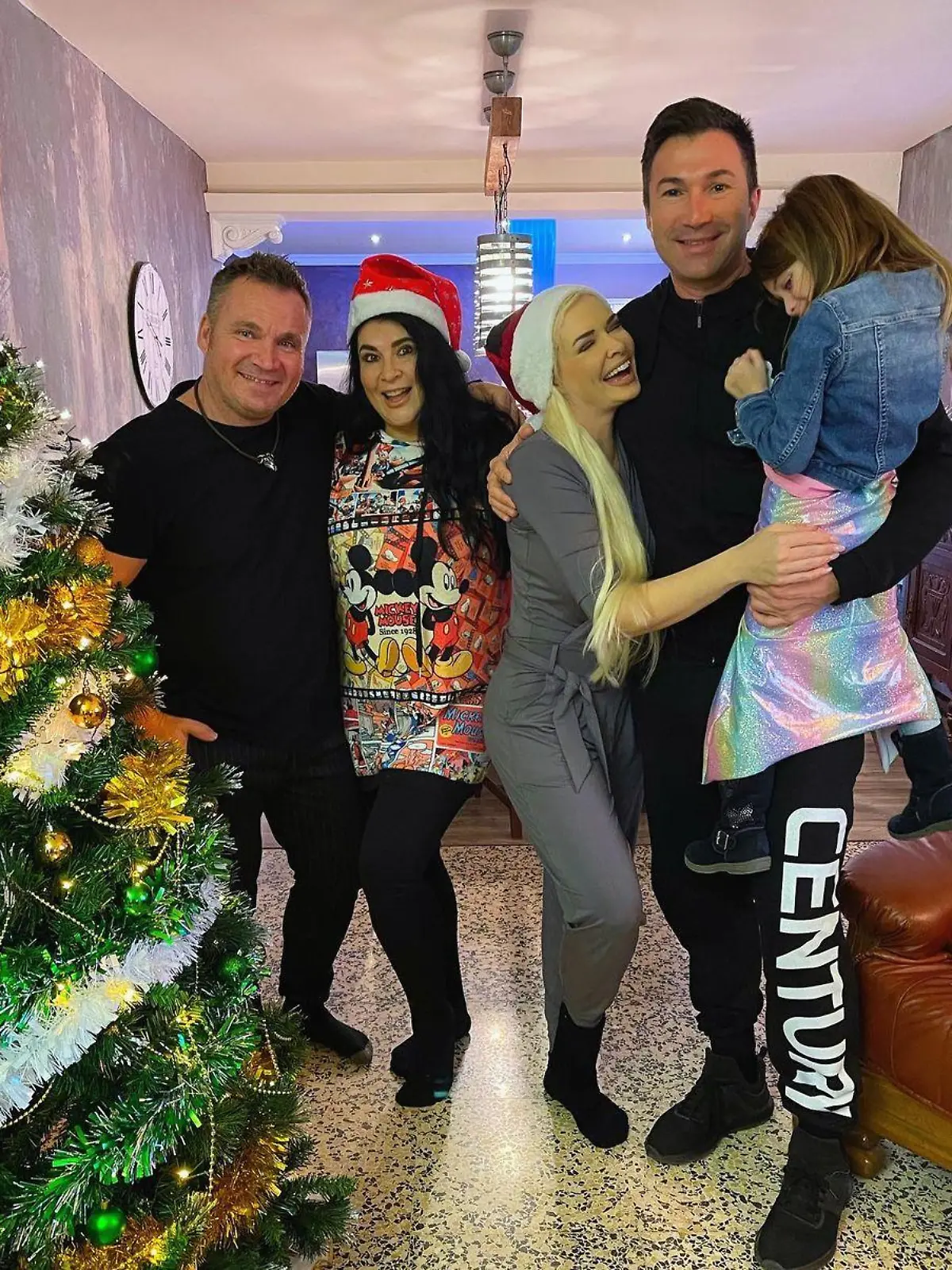 Peter und Iris Klein haben mit Daniela Katzenberger, Lucas Cordalis und deren Tochter Sophia Weihnachten gefeiert.