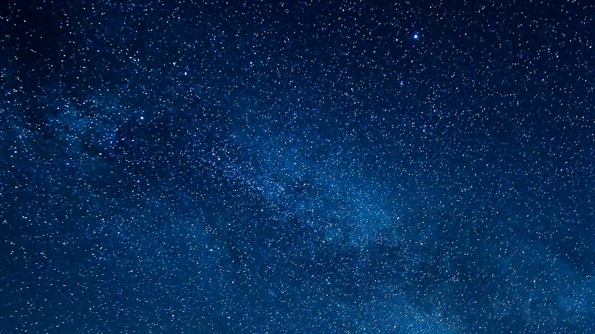 ARCHIV -  Die Milchstraße, aufgenommen vom Ort Gemersky Jablonec in der Slowakei an der Grenze zu Ungarn aus am 29.06.2016. Ein internationales Team von Astronomen hat eine Art dunklen Cousin der Milchstraße entdeckt. Die Galaxie namens Dragonfly 44 (Libelle 44) im Sternbild Haar der Berenike enthält fast keine Sterne und besteht zu 99,99 Prozent aus der mysteriösen Dunklen Materie, wie die Forscher um Pieter van Dokkum von der US-amerikanischen Yale-Universität im Fachblatt «The Astrophysical Journal Letters» berichten. EPA/PETER KOMKA HUNGARY OUT +++(c) dpa - Bildfunk+++