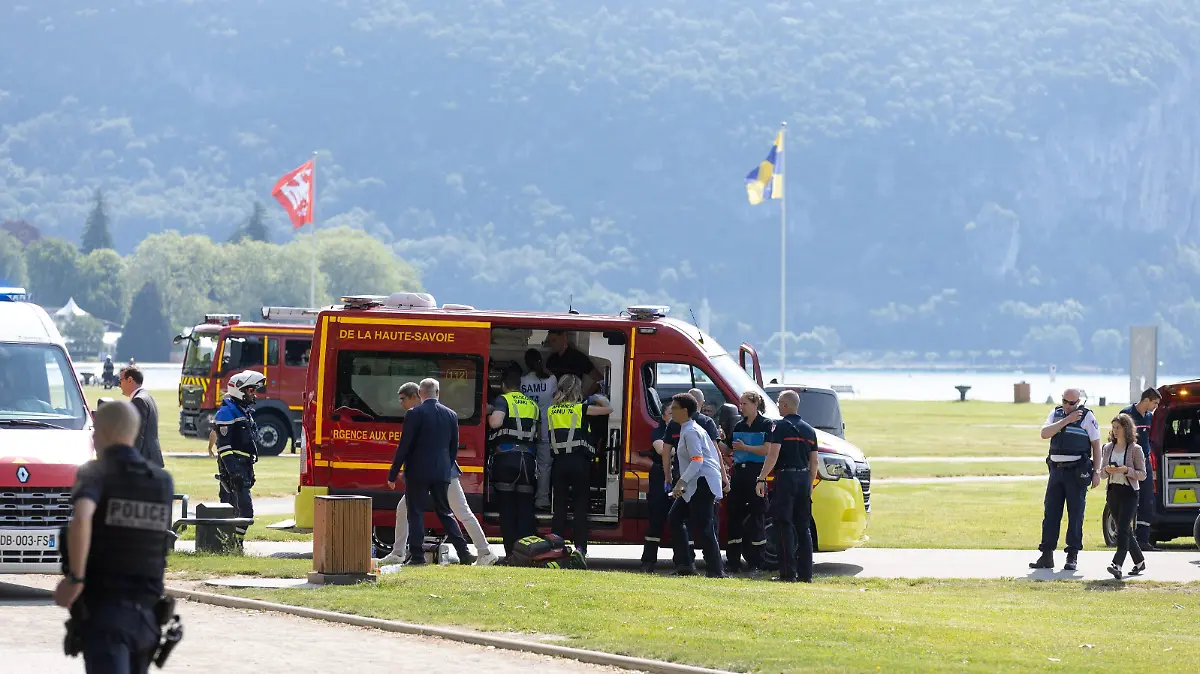 ©PHOTOPQR/LE DAUPHINE/Grégory YETCHMENIZA ; Annecy ; 08/06/2023 ; Une attaque au couteau vient de se produire en plein cœur d’Annecy. Selon nos informations, on dénombre huit enfants victimes. De nombreux secouristes, policiers et militaires sont sur place, pour la prise en charge des enfants et la sécurisation des lieux. Le préfet est également sur les lieux. L’homme aurait été maîtrisé. Knife attack in Annecy: seven injured, including six children, one man arrested A man was arrested this Thursday morning in Annecy (Haute-Savoie), suspected of having attacked seven people with a knife. Six young children are among the victims.