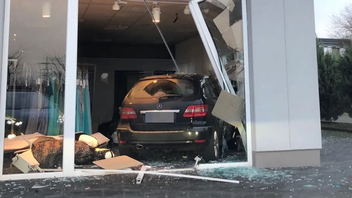 HANDOUT - 27.01.2022, Kerpen: Nach einem missglückten Einparkmanöver ist ein Auto in Kerpen erst im Verkaufsraum eines Brautmodengeschäfts zum Stehen gekommen. Verletzt wurde niemand. (Zu dpa: «Eingeparkt im Brautmodengeschäft») Foto: Polizei Hürth/Polizei/dpa - ACHTUNG: Nur zur redaktionellen Verwendung im Zusammenhang mit der aktuellen Berichterstattung und nur mit vollständiger Nennung des vorstehenden Credits. Das Kennzeichen wurde von der Polizei gepixelt. +++ dpa-Bildfunk +++