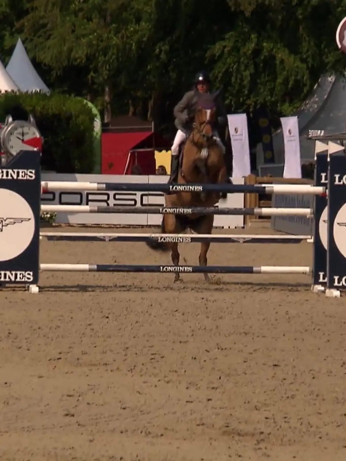 …liegt auf dem Rücken der Pferde. In Südwestfalen findet zurzeit das Reitsportturnier „Balve Optimum“ statt. Es feiert dieses Jahr 75. Jubiläum. Bis Sonntag finden dort auch die Deutschen Meisterschaften in Dressur und im Springen statt. Auch Jens Hilbert nimmt am Turnier teil. Er ist eigentlich aus dem Fernsehen bekannt, will aber im Reitsport hoch hinaus.
