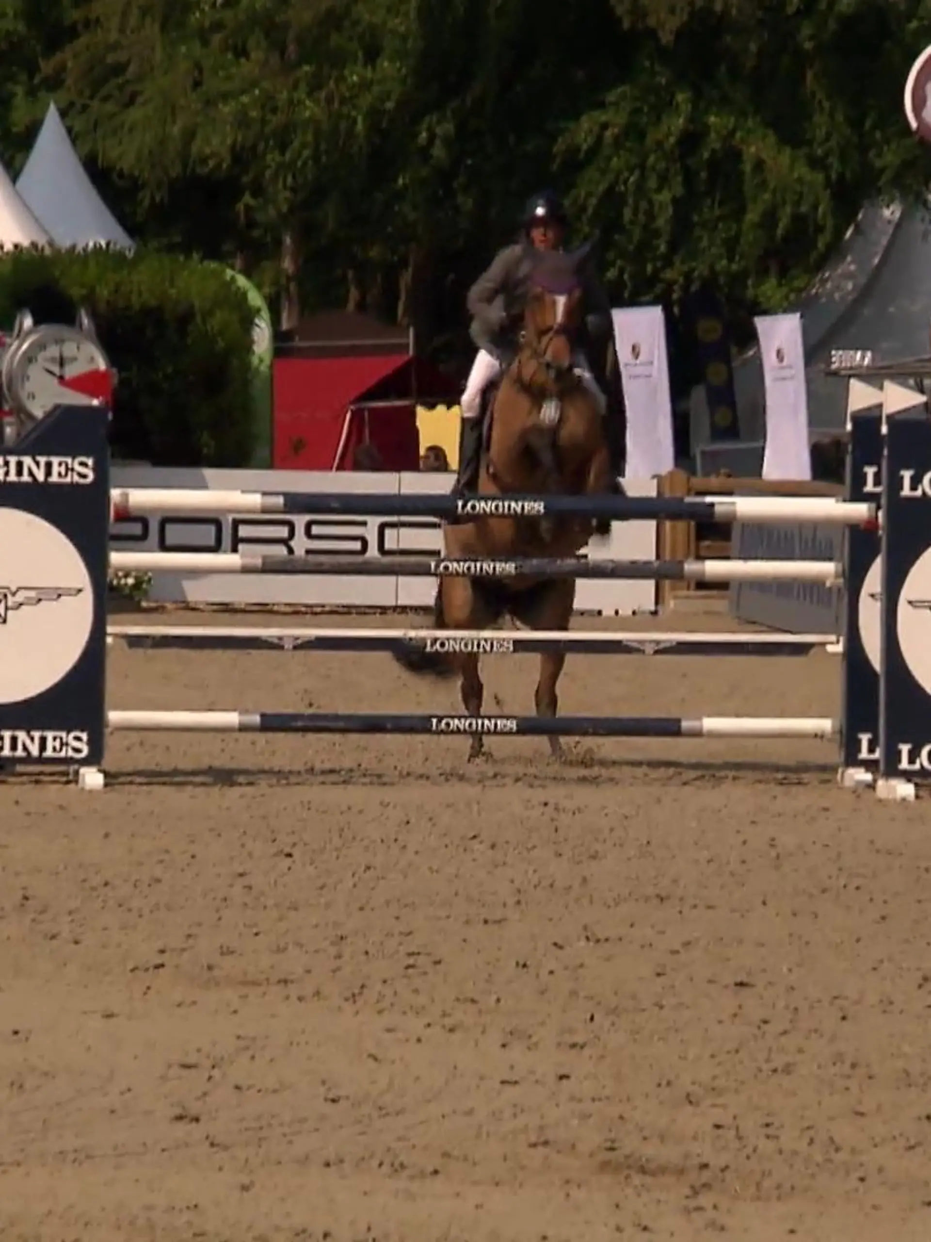 …liegt auf dem Rücken der Pferde. In Südwestfalen findet zurzeit das Reitsportturnier „Balve Optimum“ statt. Es feiert dieses Jahr 75. Jubiläum. Bis Sonntag finden dort auch die Deutschen Meisterschaften in Dressur und im Springen statt. Auch Jens Hilbert nimmt am Turnier teil. Er ist eigentlich aus dem Fernsehen bekannt, will aber im Reitsport hoch hinaus.