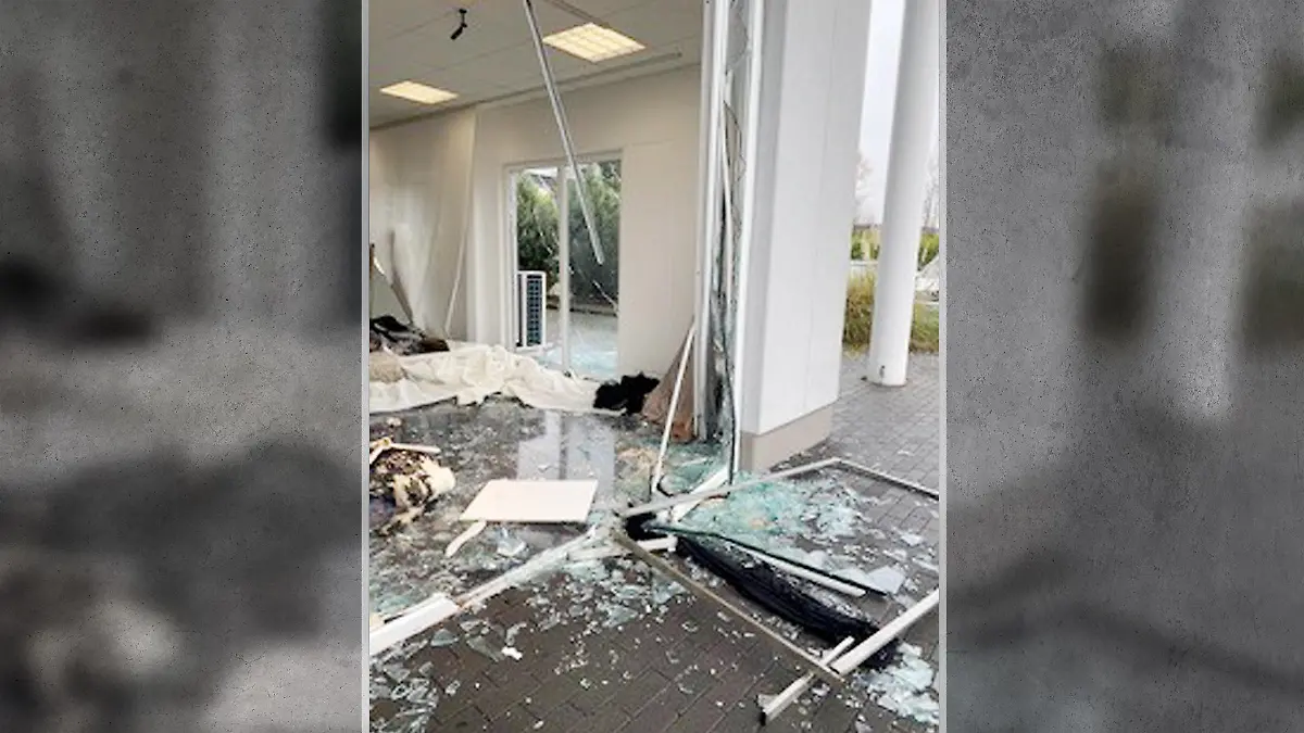 Bild eines zerstörten Schaufensters eines Brautmodengeschäfts