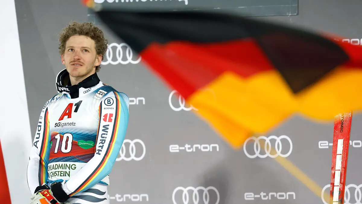 25.01.2022, Österreich, Schladming: Ski alpin: Weltcup, Slalom, Herren, 2. Durchgang. Sieger Linus Straßer aus Deutschland steht auf dem Podium. Foto: Erwin Scheriau/APA/dpa +++ dpa-Bildfunk +++