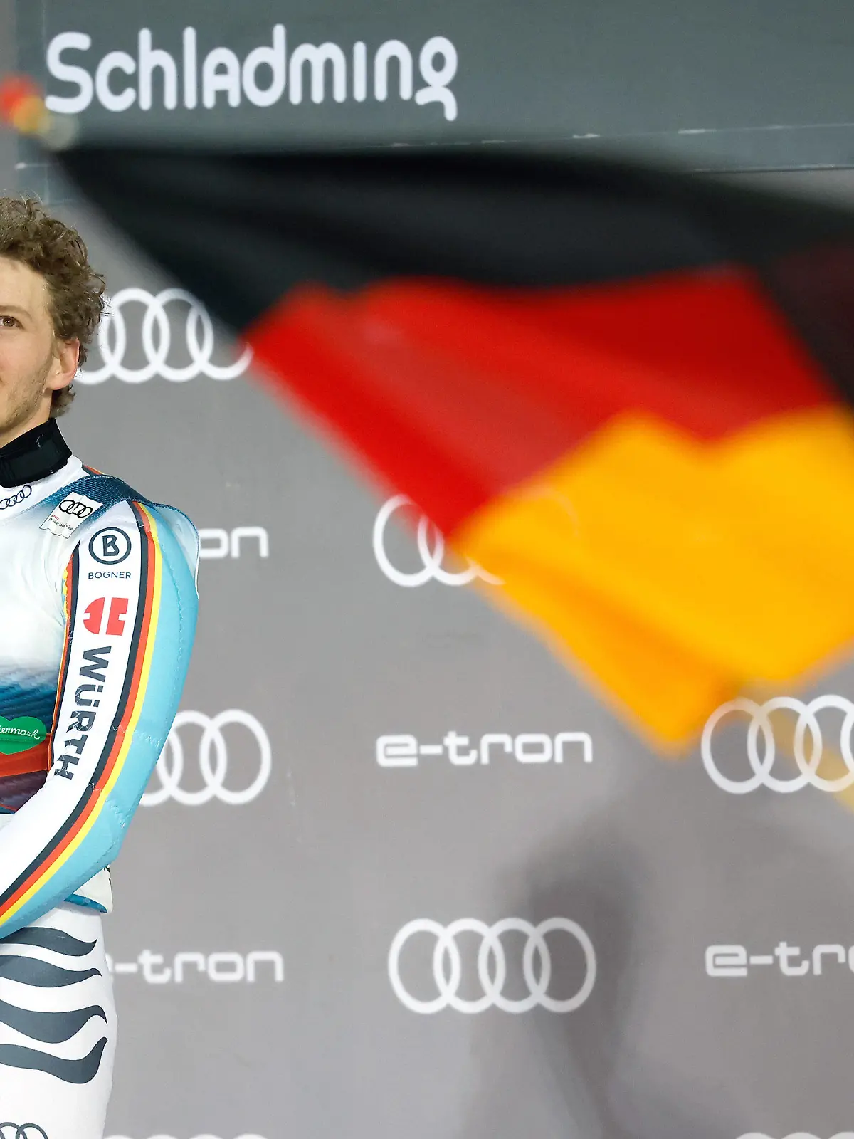 25.01.2022, Österreich, Schladming: Ski alpin: Weltcup, Slalom, Herren, 2. Durchgang. Sieger Linus Straßer aus Deutschland steht auf dem Podium. Foto: Erwin Scheriau/APA/dpa +++ dpa-Bildfunk +++
