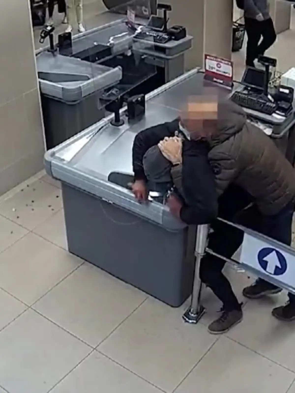 Ein Dieb bedroht einen Supermarkt-Mitarbeiter mit einem Messer. Doch dann kommt alles anders: Ausgerechnet ein Polizist, der an diesem Tag eigentlich frei hat, betritt den Laden. Sieht ganz danach aus, als müsse er dann doch noch arbeiten.