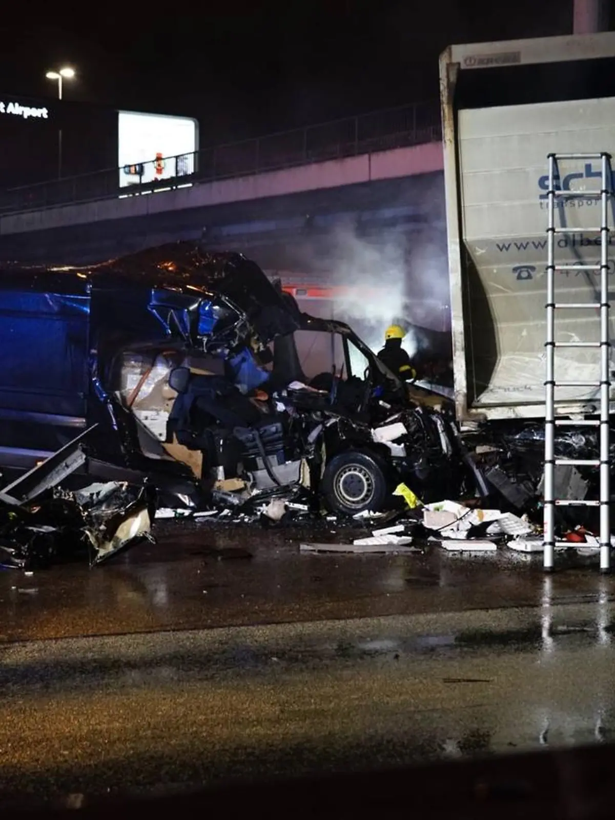 Auf der A3 Frankfurt - Köln ist es zu einem Unfall gekommen. Die Fahrbahn ist in beiden Richtungen gesperrt.