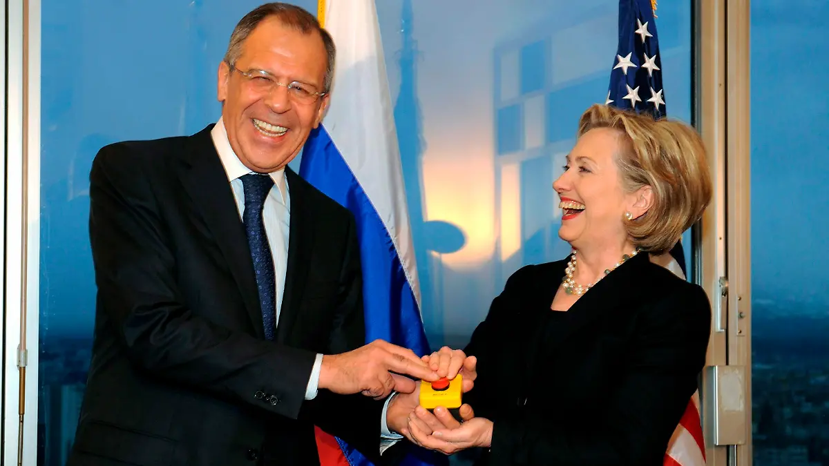 US Secretary of State Hillary Clinton (R), laughs together with Russian Foreign Minister Sergei Lavrov (L), after she gave him a device with red knob, during their meeting in Geneva, Switzerland, 06 March 2009. US Secretary of State Hillary Clinton met Russian Foreign Minister Sergei Lavrov for the first time and she said she is sure they will not overcome all differences. At a later dinner meeting both planned to discuss world tensions, ranging from Afghanistan to a planned US missile shield in Europe and Iran's nuclear programme. It will also lay the ground for the first encounter between US President Barack Obama and Russian counterpart Dmitry Medvedev at a London summit next month. EPA/FABRICE COFFRINI / POOL +++(c) dpa - Report+++