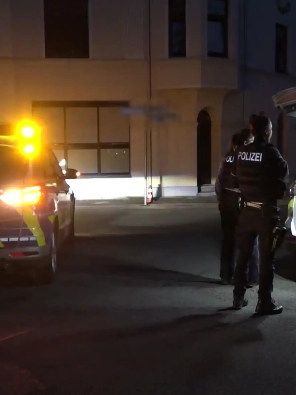 Polizei und Feuerwehr haben in Iserlohn ein Mehrfamilienhaus geräumt. Ein 40-Jähriger hatte gestern Drohungen ausgesprochen. Außerdem waren verdächtige Geräusche aus seiner Wohnung zu hören. Als Spezialeinsatzkräfte schließlich die Tür öffneten, fanden sie die Ursache: Einen Staubsauger, den der Mann hatte laufen lassen. Der 40-Jährige selbst war zu diesem Zeitpunkt nicht in der Wohnung. Er war zu einer Psychiatrie gegangen und hatte sich dort einweisen lassen.