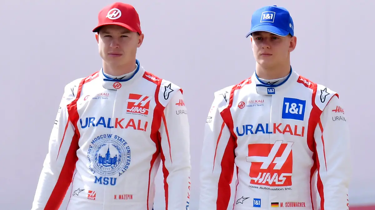 SCHUMACHER Mick HAAS F1 Team mit MAZEPIN Nikita FIA Formel 1 Testfahrten 2021 in Bahrain 1.Tag Am 12.03.2021 Bahrain International Circuit As-Sachir *** SCHUMACHER Mick HAAS F1 Team with MAZEPIN Nikita FIA Formula 1 Test 2021 in Bahrain 1 day On 12 03 2021 Bahrain International Circuit As Sachir