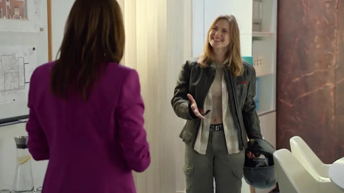 Plötzlich steht Nicole Berger (Laura Lippmann) vor Katrin Flemming (Ulrike Frank) und behauptet, deren Halbschwester zu sein.