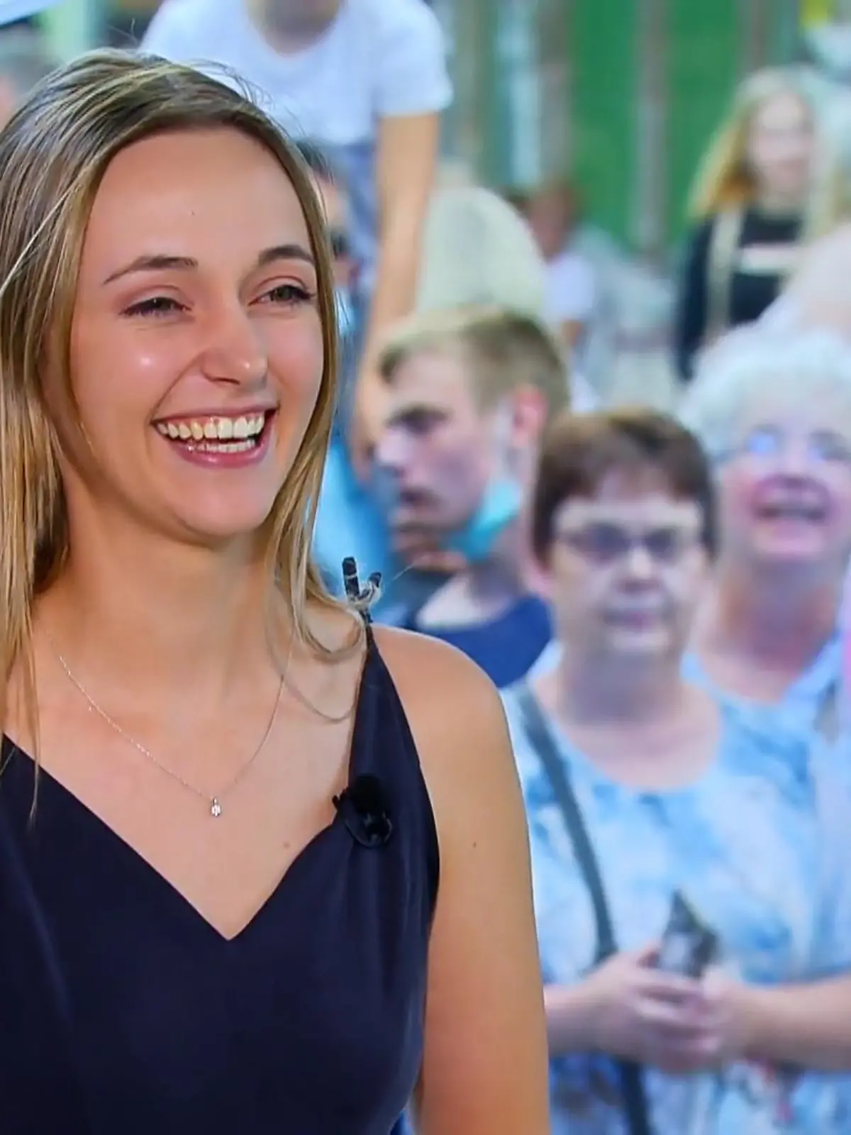 Vom Hotel vor die DSDS-Jury! Dass es manchmal ganz schnell und ungeplant gehen kann, zeigt die Geschichte der 21-jährigen Lina. Denn die angehende Hotelfachfrau kümmerte sich während der DSDS Castings eigentlich jeden Tag um das Wohlergehen von Florian Silbereisen, Toby Gad und Ilse DeLange in deren Hotel. Das wiederum lag nur wenige Meter vom DSDS-Kubus entfernt.